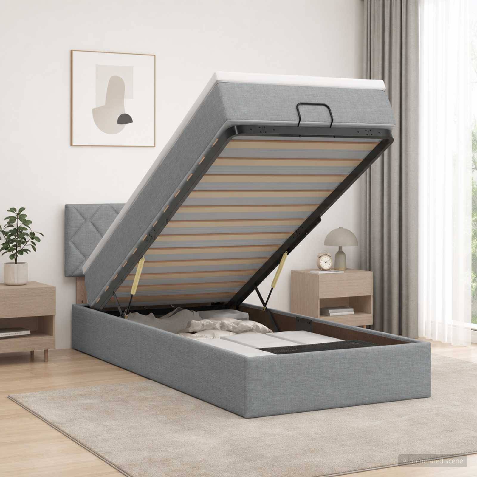 Grau gepolstertes Bett mit Hubmechanismus und angehobenem Lattenrost, das den Stauraum unter dem Bett in einem hellen Schlafzimmer zeigt.