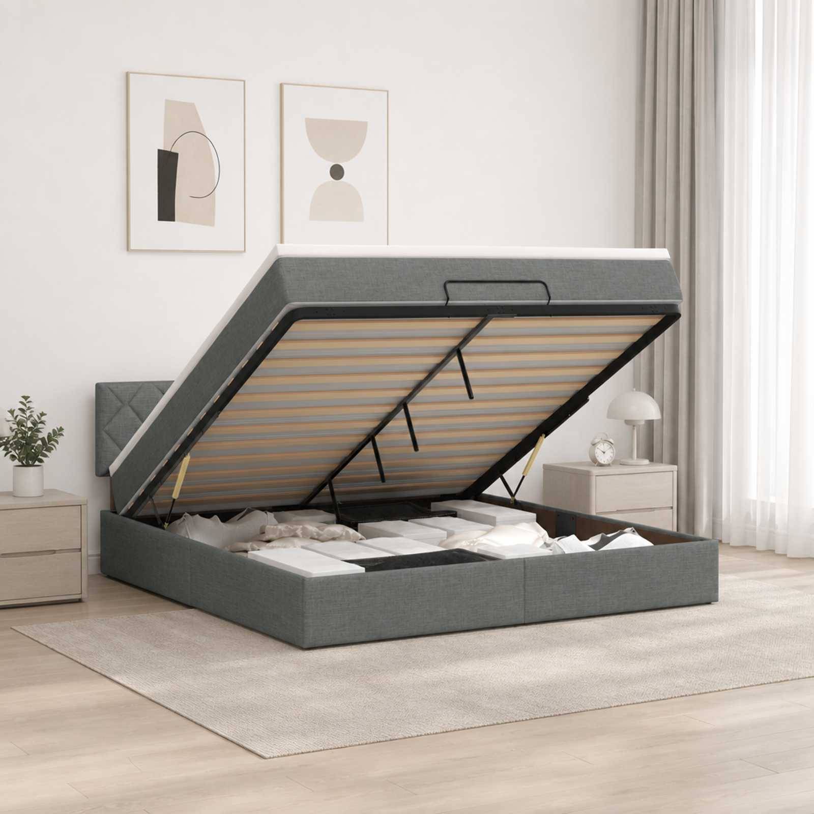 Grau gepolstertes Speicherbett mit einer angehobenen Matratzenplattform, die das Unter-Bett-Speicherfach in einem hellen Schlafzimmer offenbart.