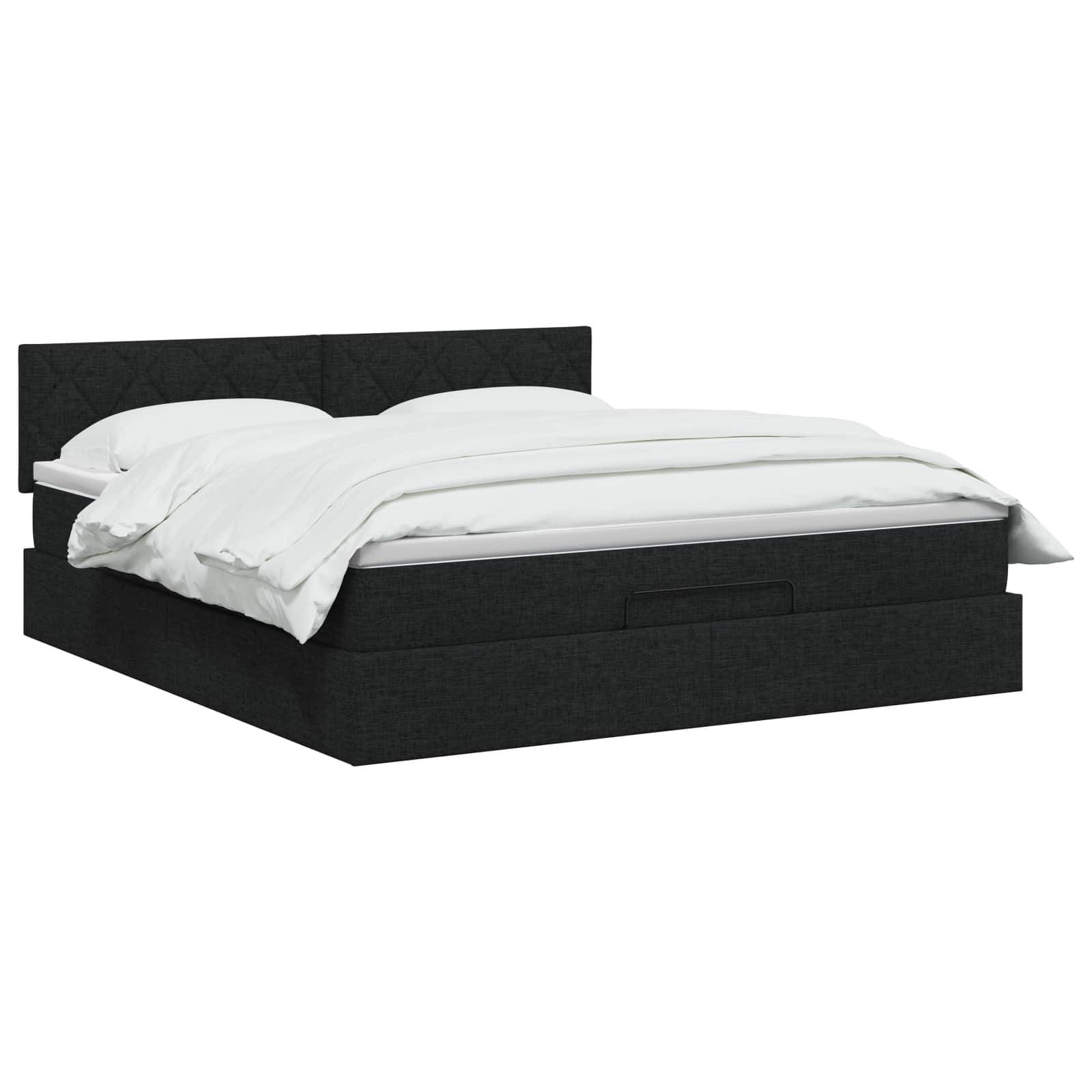 Schwarzes gepolstertes Plattformbett mit weißen Kissen und weißer Bettdecke auf weißem Hintergrund.