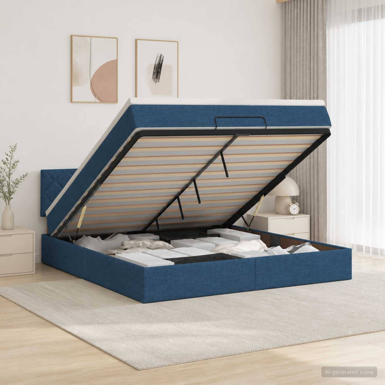 Blaugepolstertes Bett mit Hubmechanismus und offenen Matratzenabteilen, gezeigt in einem modernen Schlafzimmer.