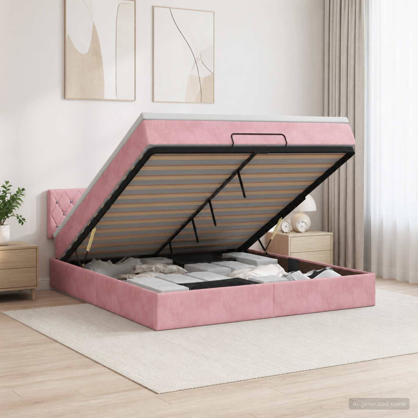Rosafarbenes gepolstertes Bett mit Hubmechanismus in einem hellen Schlafzimmer, mit der erhobenen Matratzenunterlage, die den Stauraum unter dem Bett offenbart.
