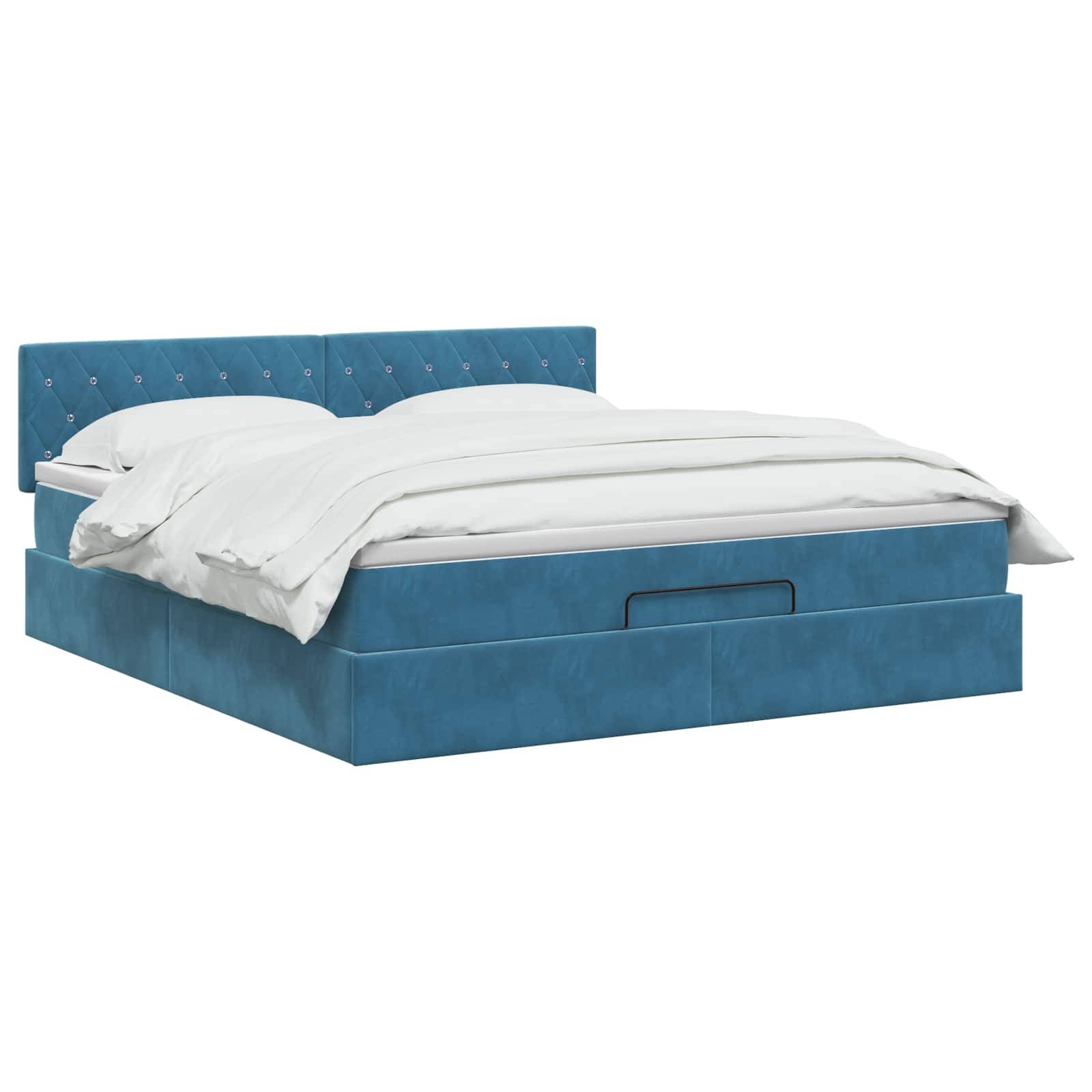Blaugepolstertes Speicherbett mit gepolstertem Kopfteil und weißer Bettwäsche auf weißem Hintergrund.