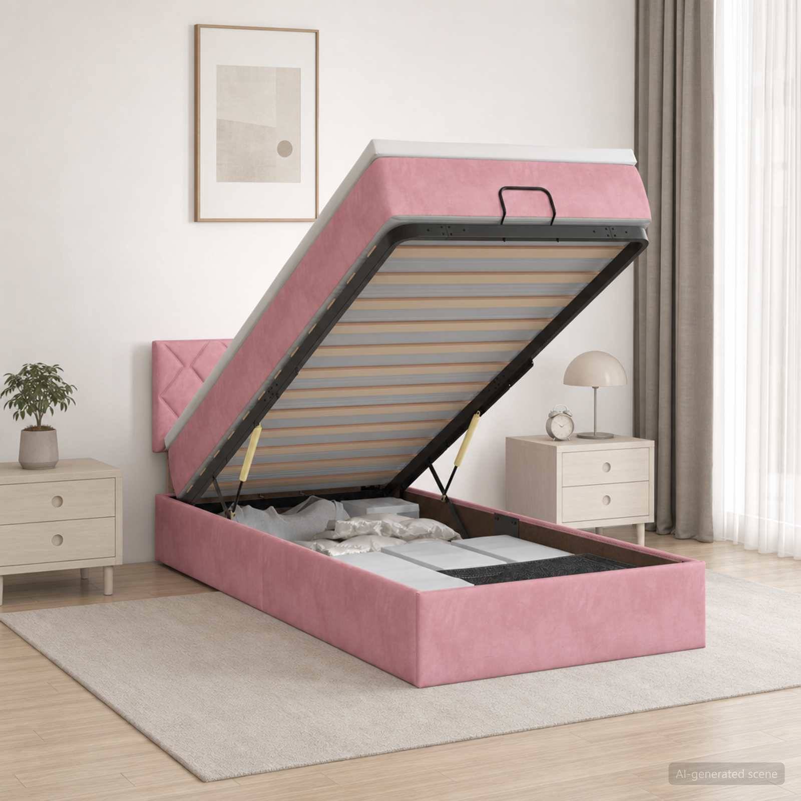 Rosa gepolstertes Speicherbett mit angehobener Matratze auf einem Hydraulikrahmen, das Stauraum unter dem Bett in einem hellen Schlafzimmer zeigt.