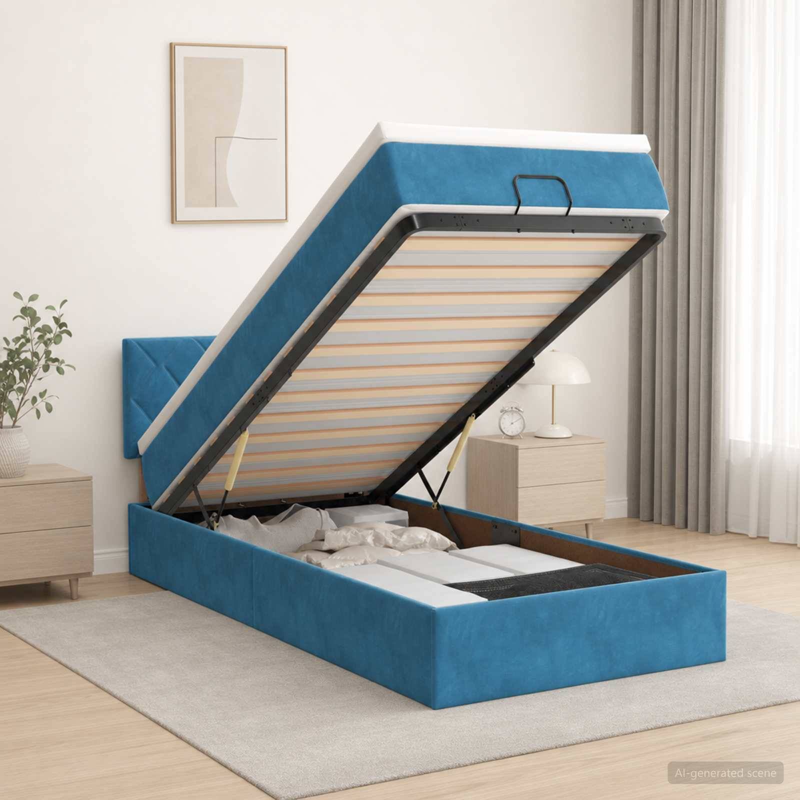 Blau gepolstertes Hydraulikbett mit Stauraum in einem minimalistischen Schlafzimmer, wobei die Matratze angehoben ist, um die Stauräume unter dem Bett freizulegen.