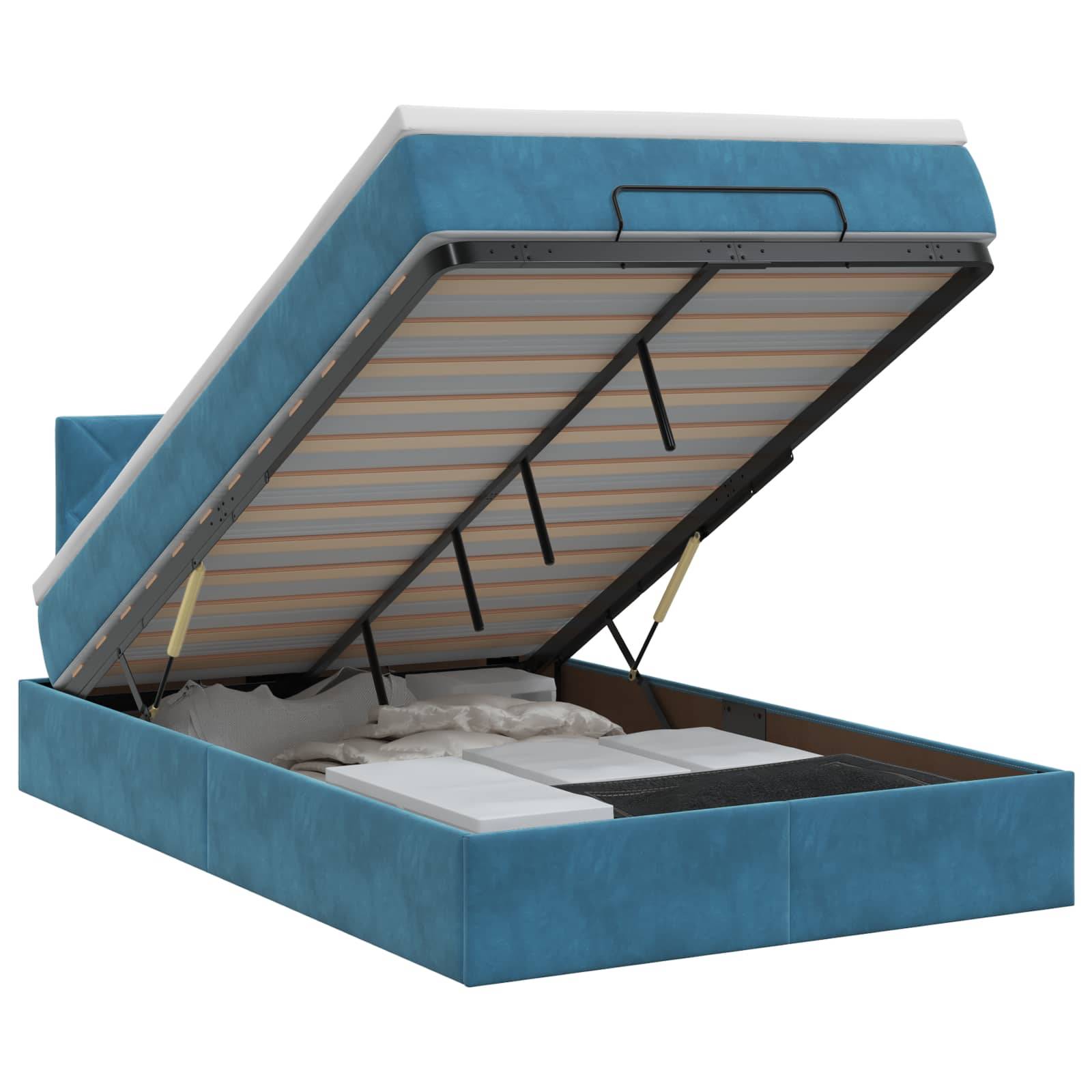Blau gepolstertes Speicherbett mit hochklappbarer Matratze, die das darunter liegende Stauraum offenlegt.