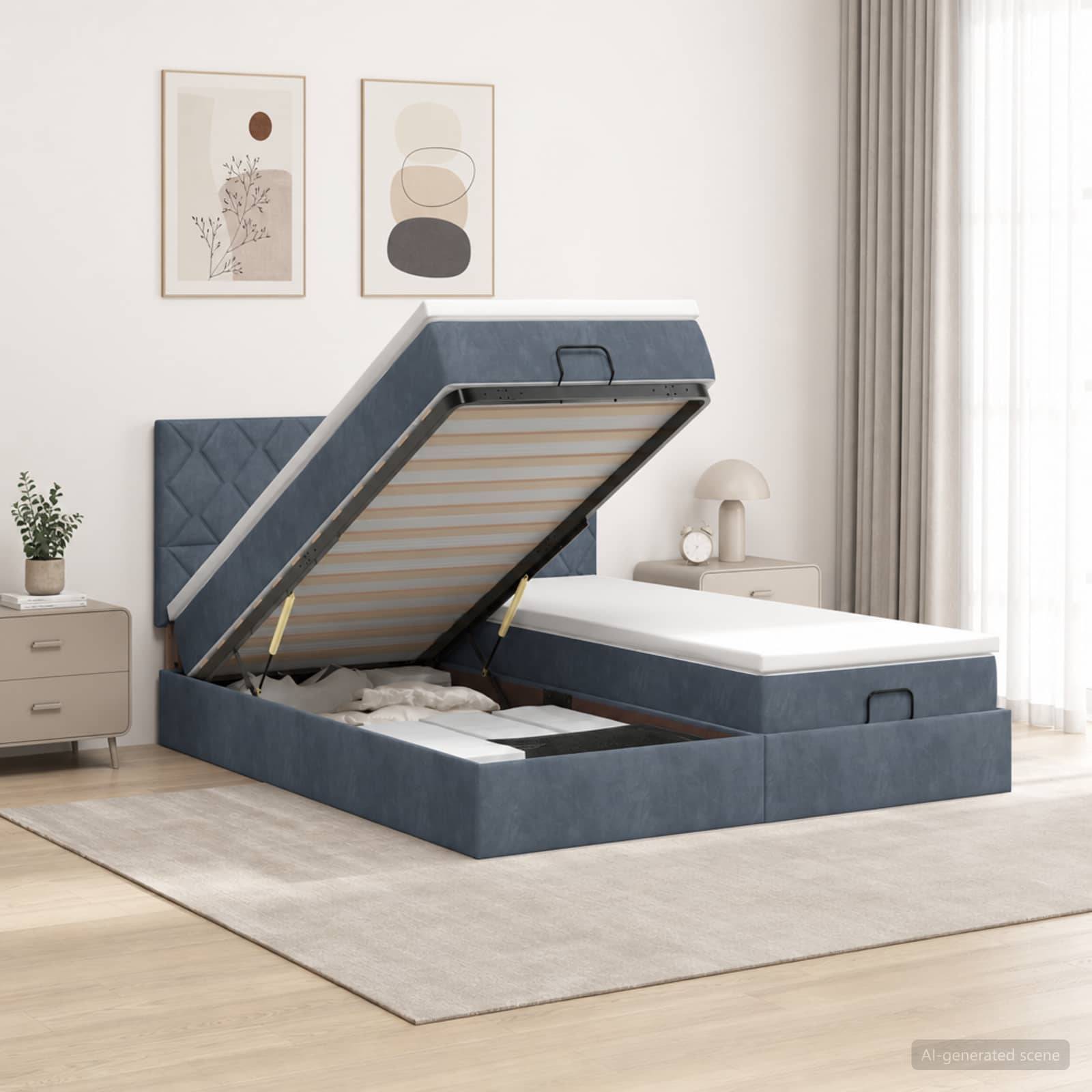 Ein blau gepolstertes Speicherbett in einem Schlafzimmer, mit der angehobenen Matratze, um die Aufbewahrungsfächer unter dem Bett zu zeigen.