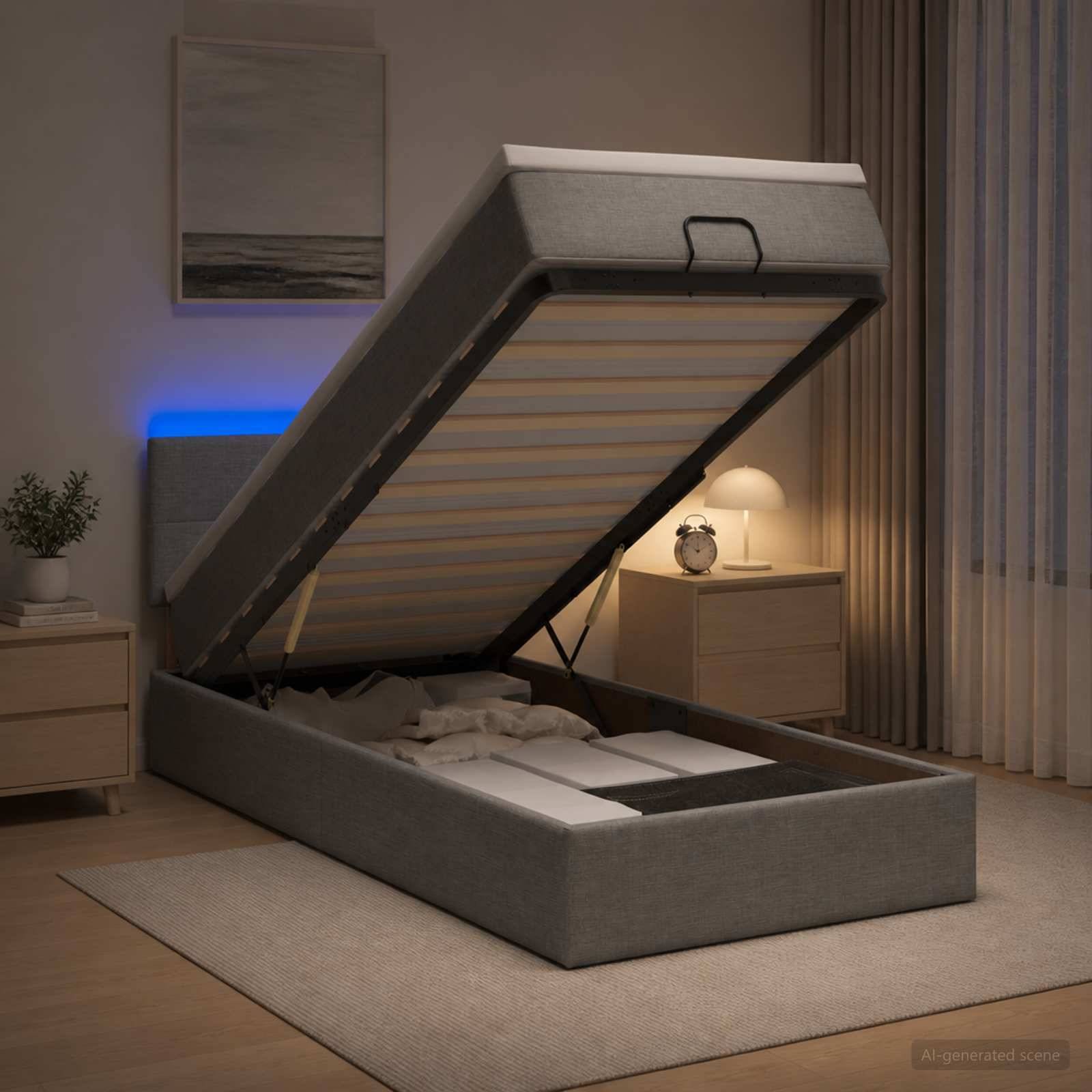 Gepolstertes Bett mit Liftspeicherbasis, die in einem modernen Schlafzimmer offen ist und den Stauraum unter der Matratze zeigt.