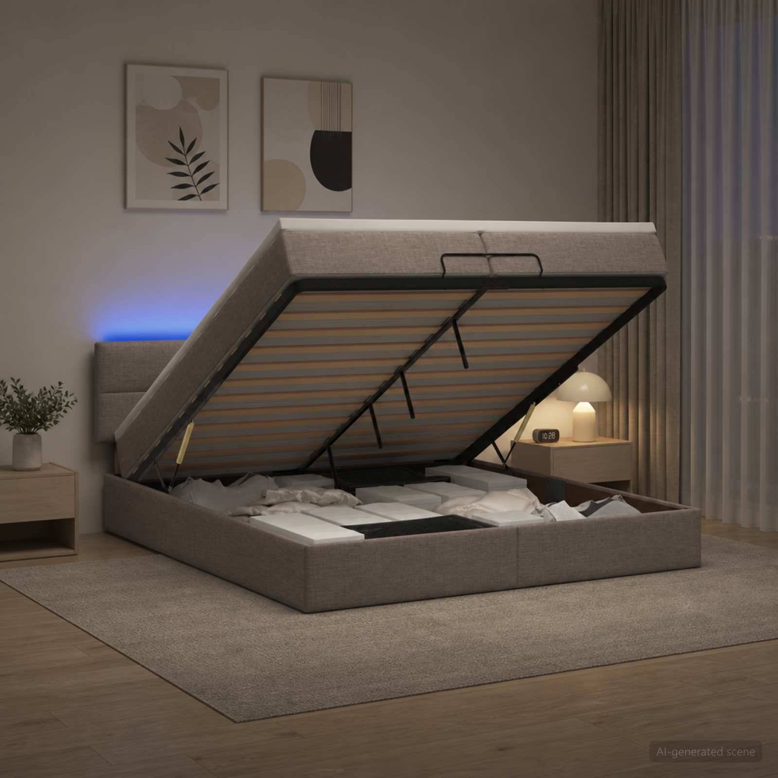 Gepolstertes Speicherbett mit hydraulischer Hubbasis offen, zeigt die Matratzenunterstützung und das Unter-Bett-Fach in einem modernen Schlafzimmer.
