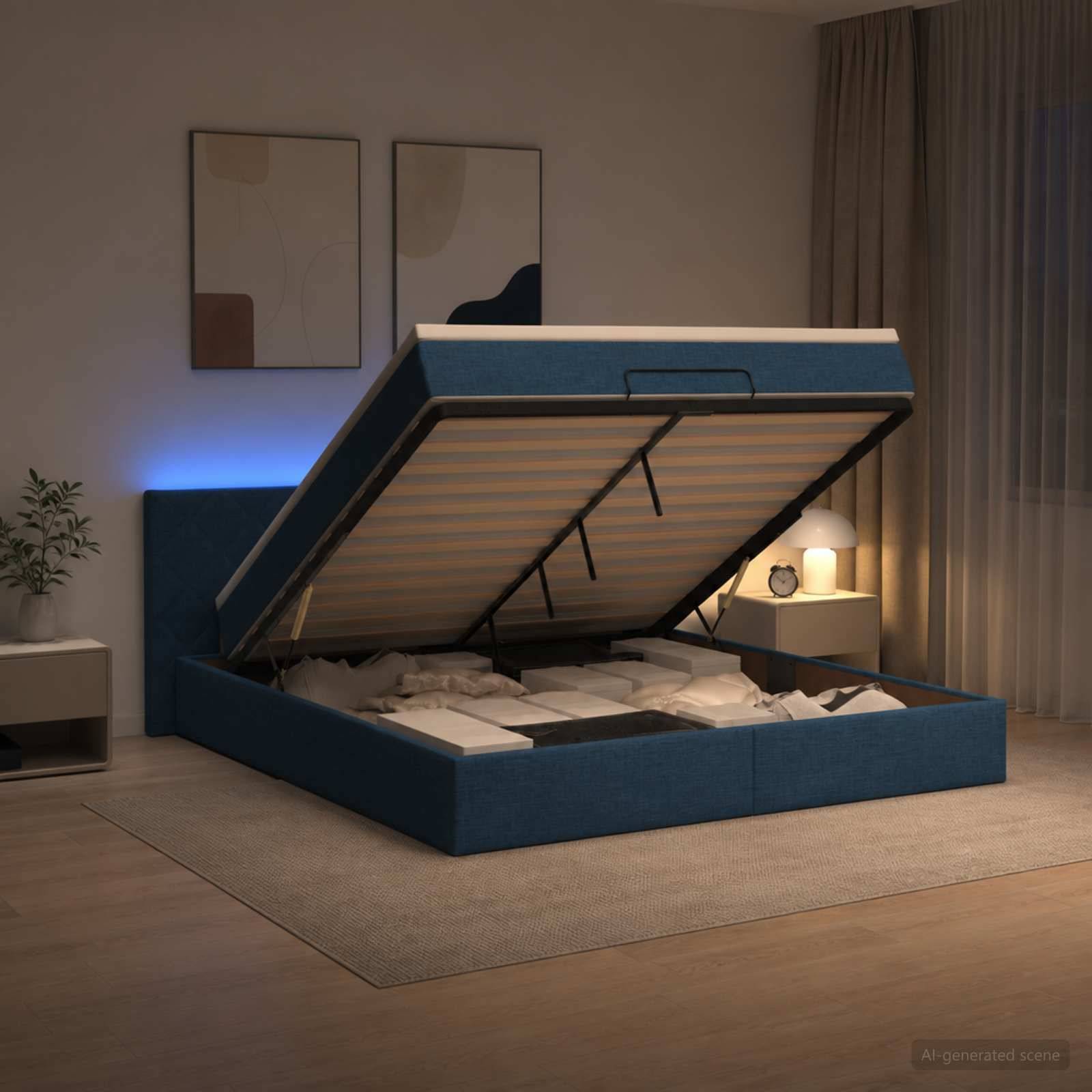 Blaues gepolstertes Bettgestell mit Hubmechanismus in einem modernen Schlafzimmer, mit geöffneter Matratzenunterlage, die darin gelagerte Bettwäsche offenbart.