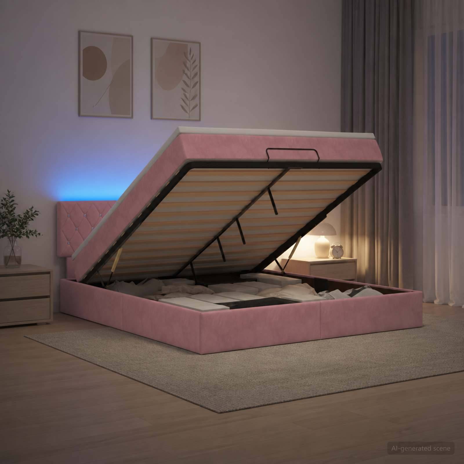 Rosa gepolstertes Bett mit Hubmechanismus in geöffneter Position, wobei die Matratzenunterlage angehoben ist und den Stauraum unter dem Bett in einem modernen Schlafzimmer freigibt.
