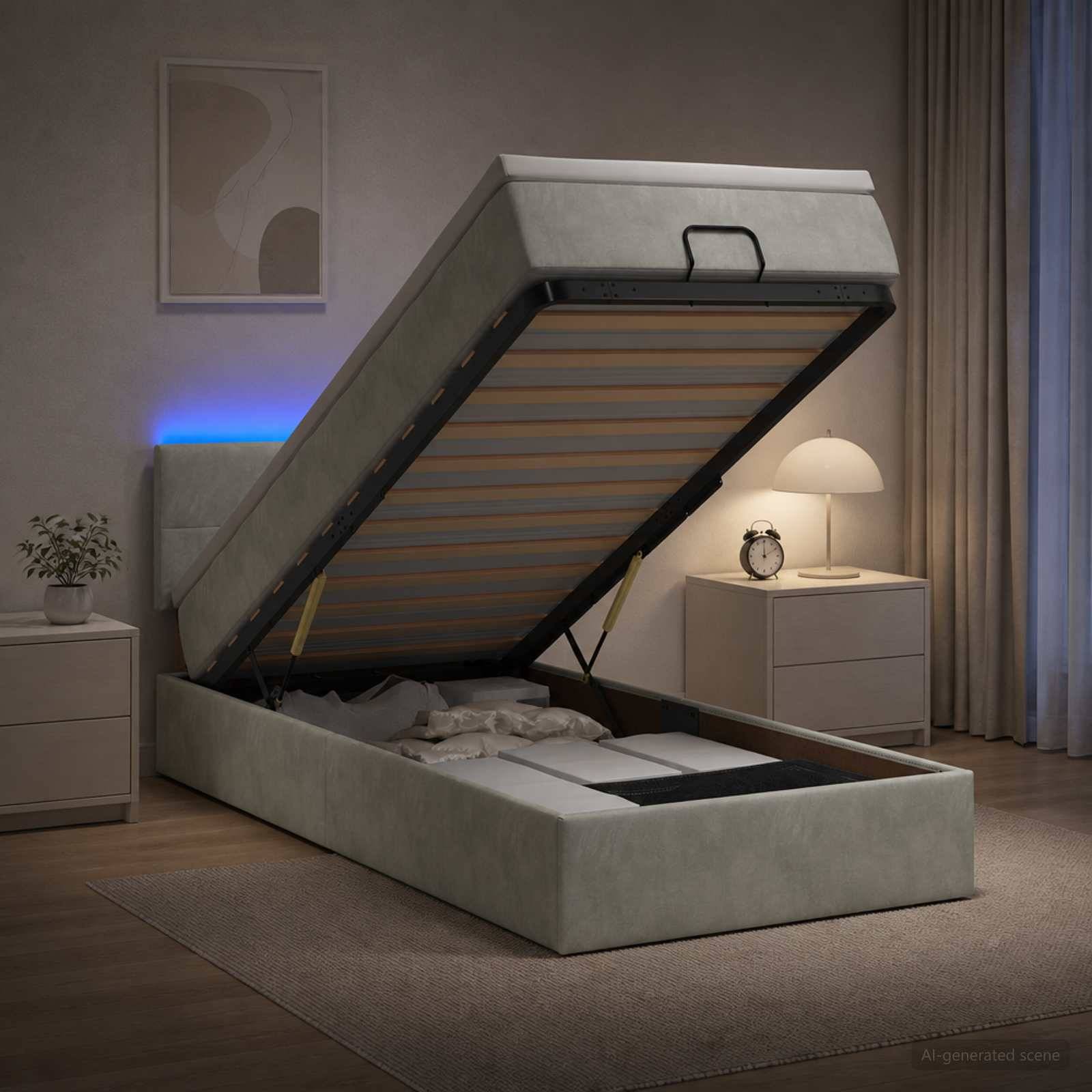 Gepolstertes Bett mit angehobener Matratze, um den Stauraum unter dem Bett in einem sanft beleuchteten Schlafzimmer zu zeigen, dargestellt neben einem Nachttisch, einer Lampe und Vorhängen.