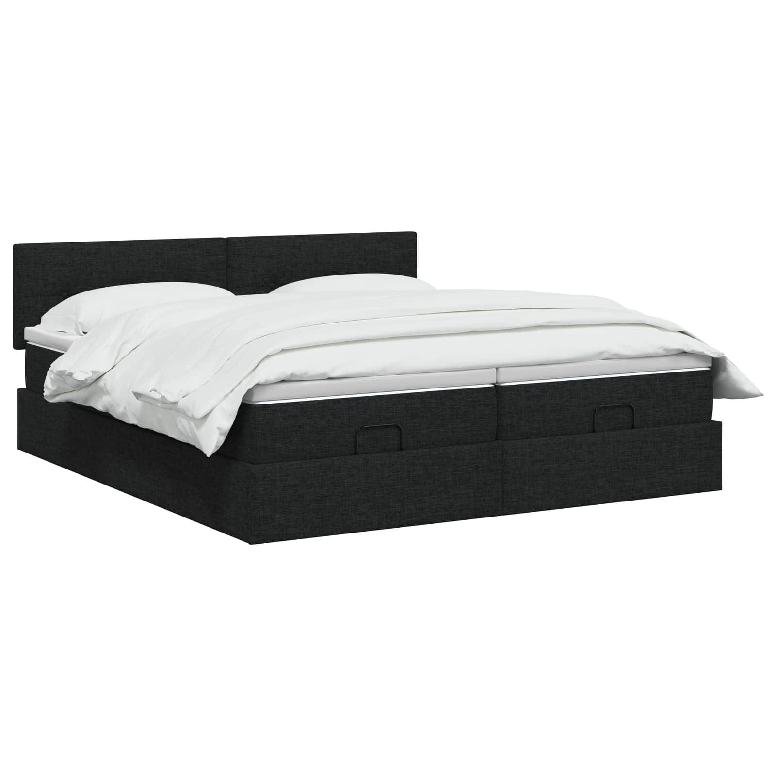 Schwarzes gepolstertes Bett mit Kopfteil und weißer Bettwäsche auf einfachem weißem Hintergrund.