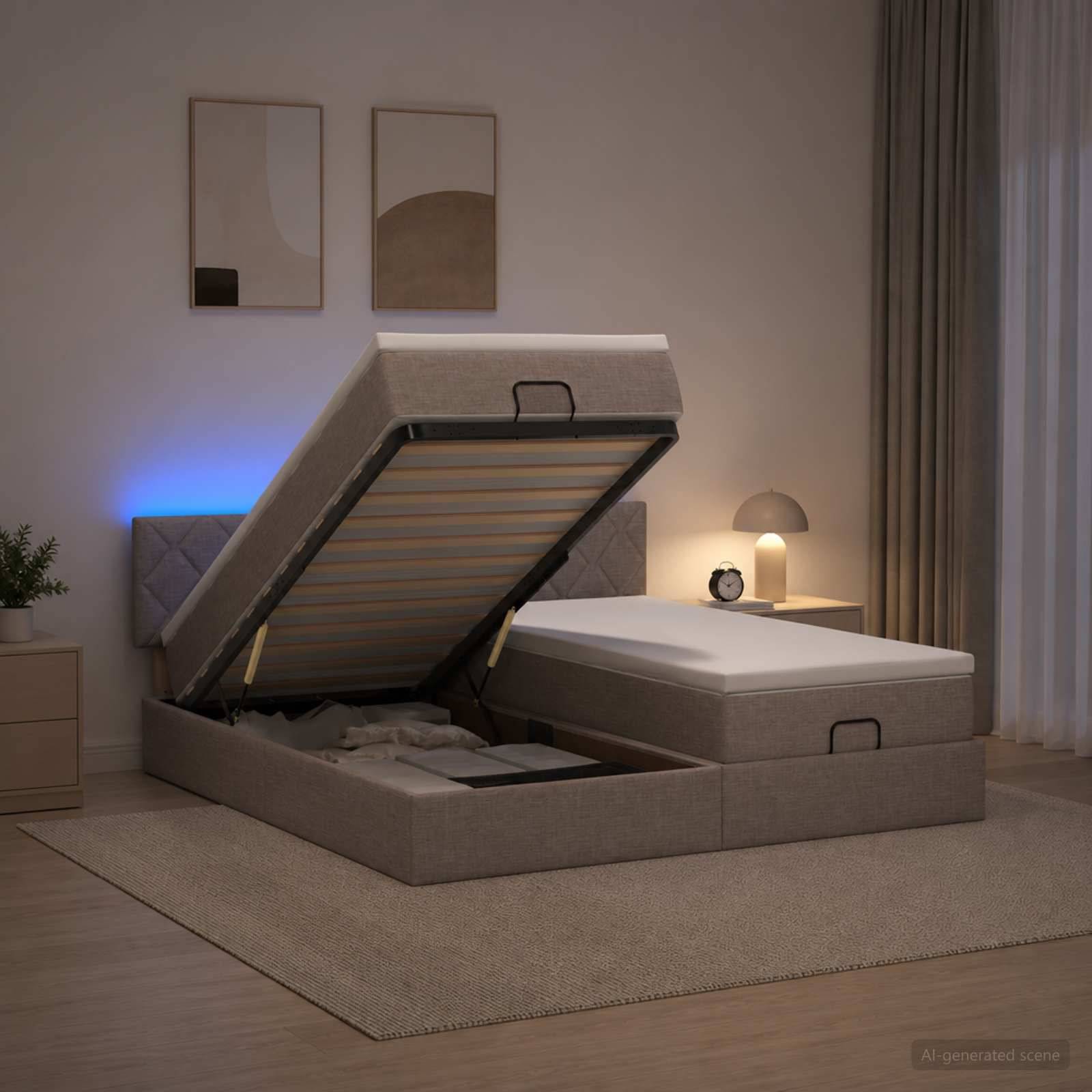 Schlafzimmer mit einem gepolsterten Stauraumbett, das in zwei Abschnitte unterteilt ist, wobei einer aufgeklappt ist, um die Matratzenunterlage und den Stauraum zu zeigen, neben einer Nachttischlampe und Vorhängen.