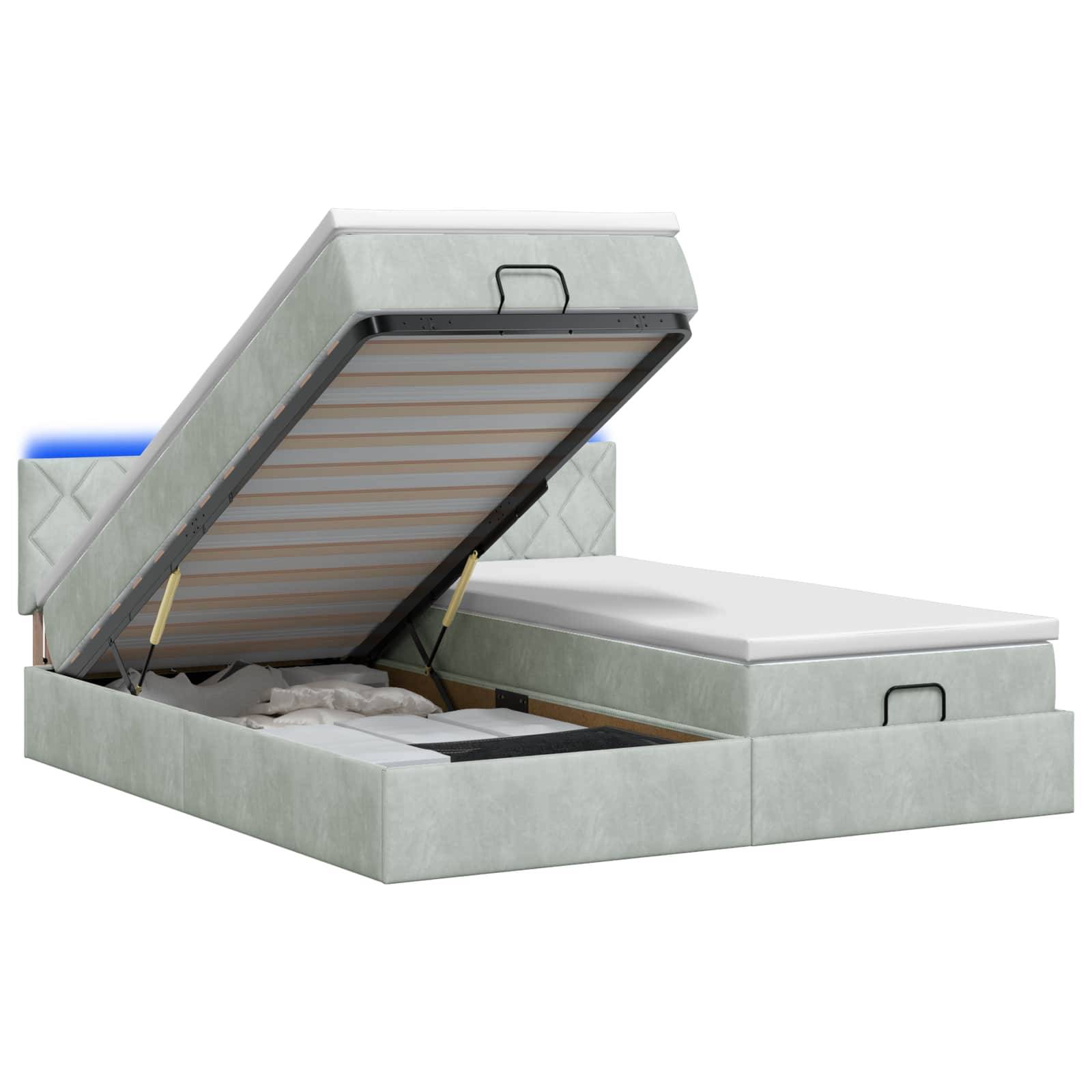 Gepolstertes Speicherbett mit Matratzenunterlage aufgeklappt, die einen Stauraum unter dem Bett offenlegt.