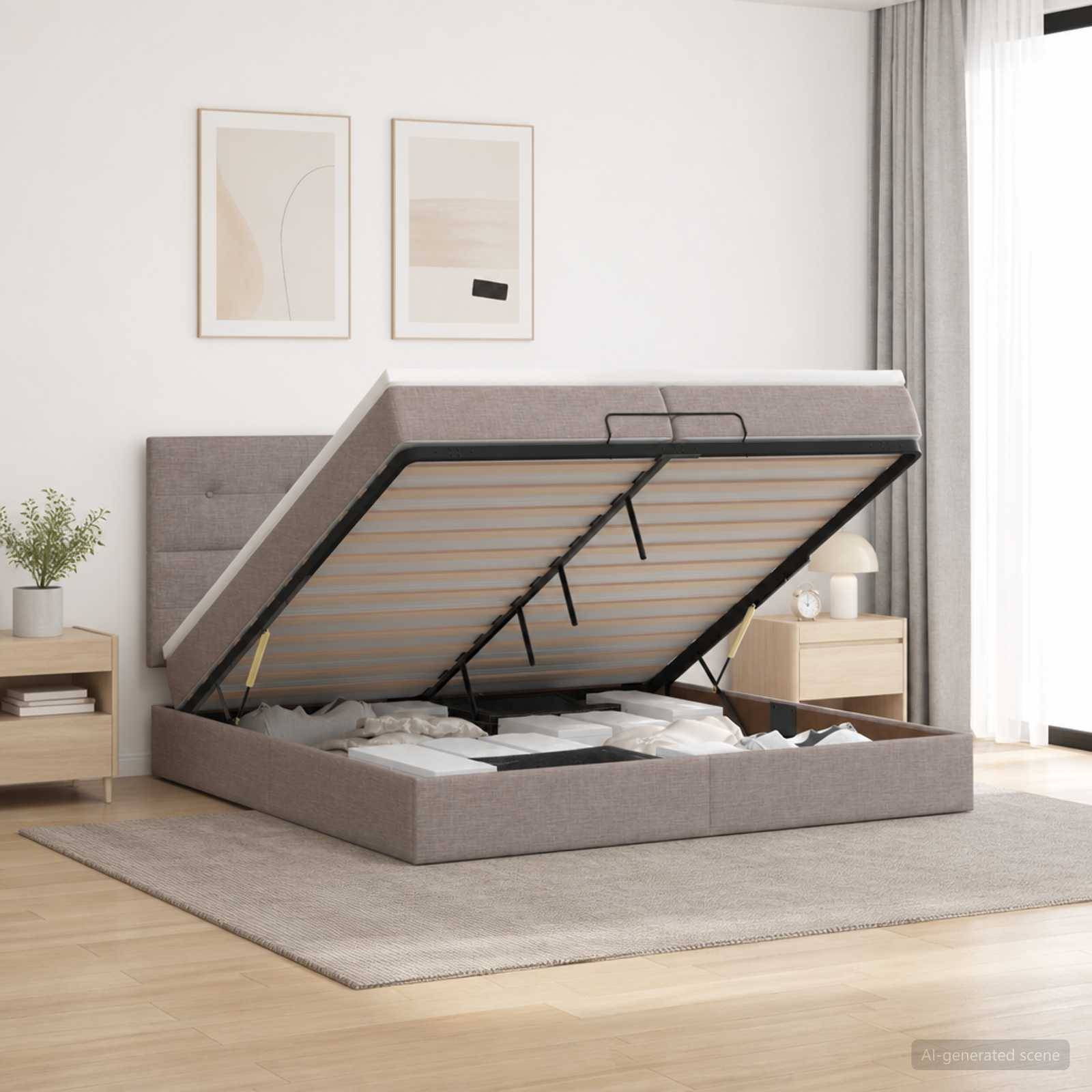 Offenes Speicherbett mit aufklappbarer Matratze, die die Lattenrostkonstruktion und das Unter-Bett-Fach in einem hellen, modernen Schlafzimmer zeigt.