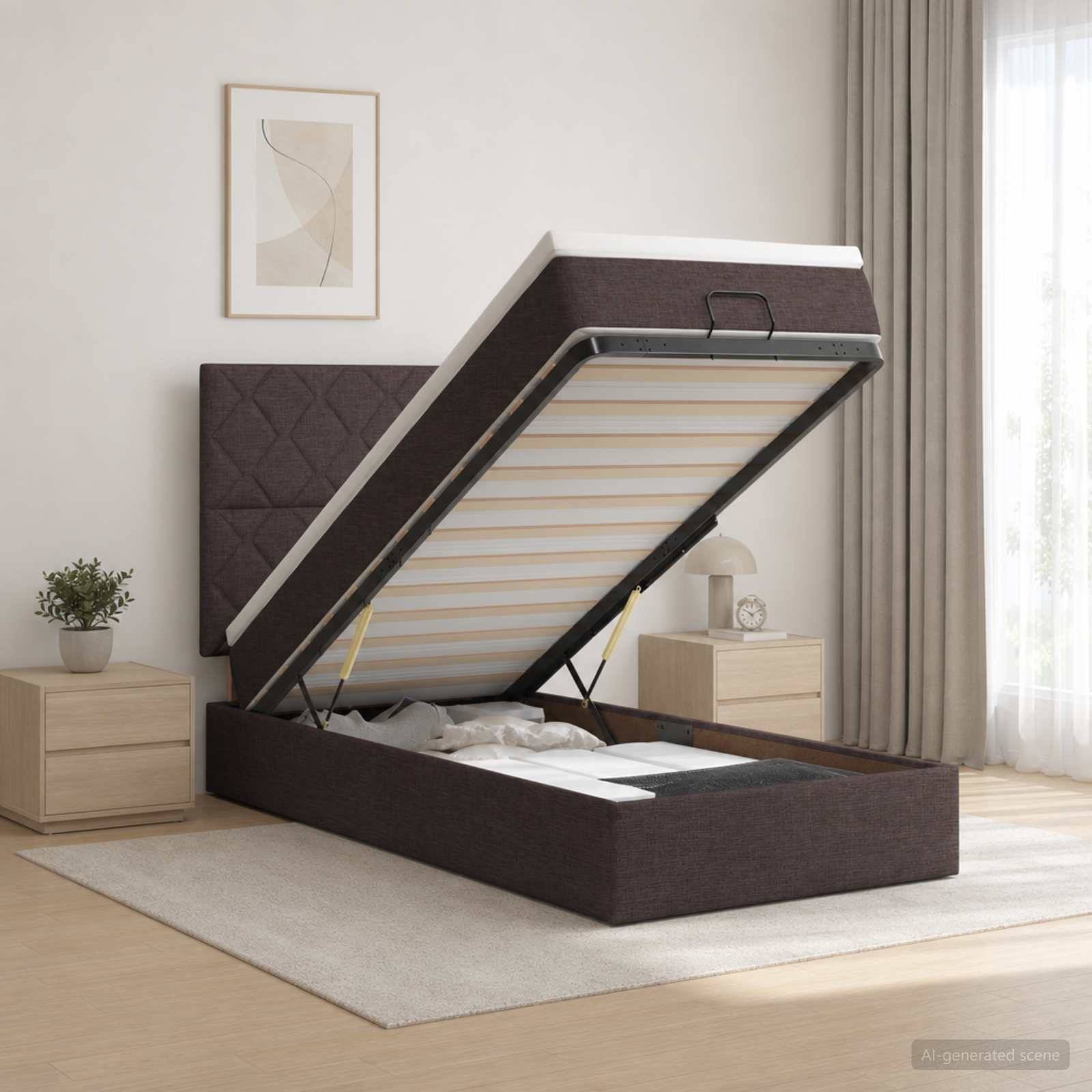 Ein dunkel gepolstertes Speicherbett wird gezeigt, wobei die Matratze auf Gasfedern angehoben ist und den Stauraum unter dem Bett in einem modernen Schlafzimmer offenbart.
