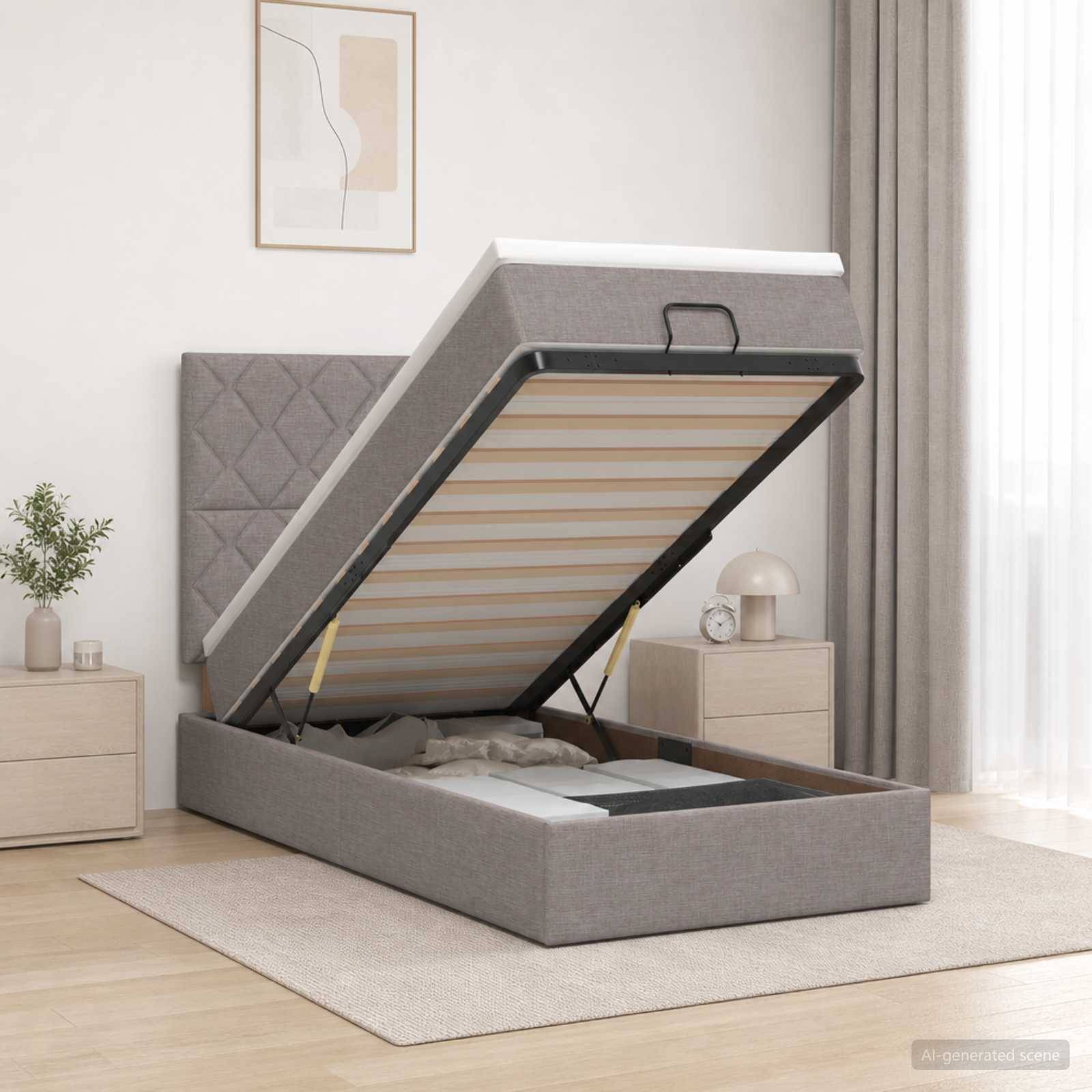 Grau gepolstertes Speicherbett mit hydraulischem Hubmechanismus, geöffnet, um die Lamellenbasis und das Unter-Bett-Fach in einem hellen Schlafzimmer zu zeigen.