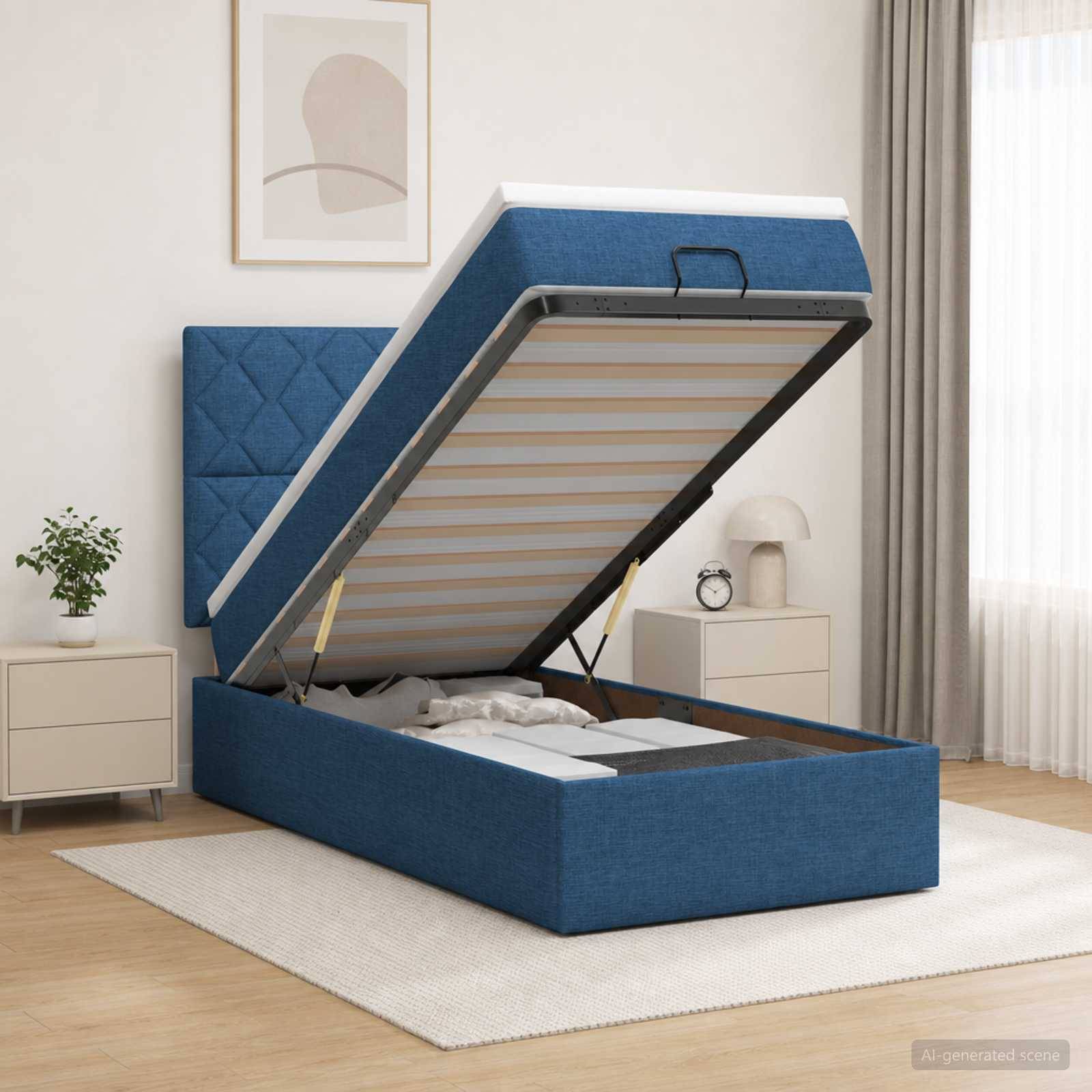 Blaues Polsterbett mit Speicher-Hubmatratzengestell, angehoben, um das Unter-Bett-Fach in einem hellen modernen Schlafzimmer zu zeigen.