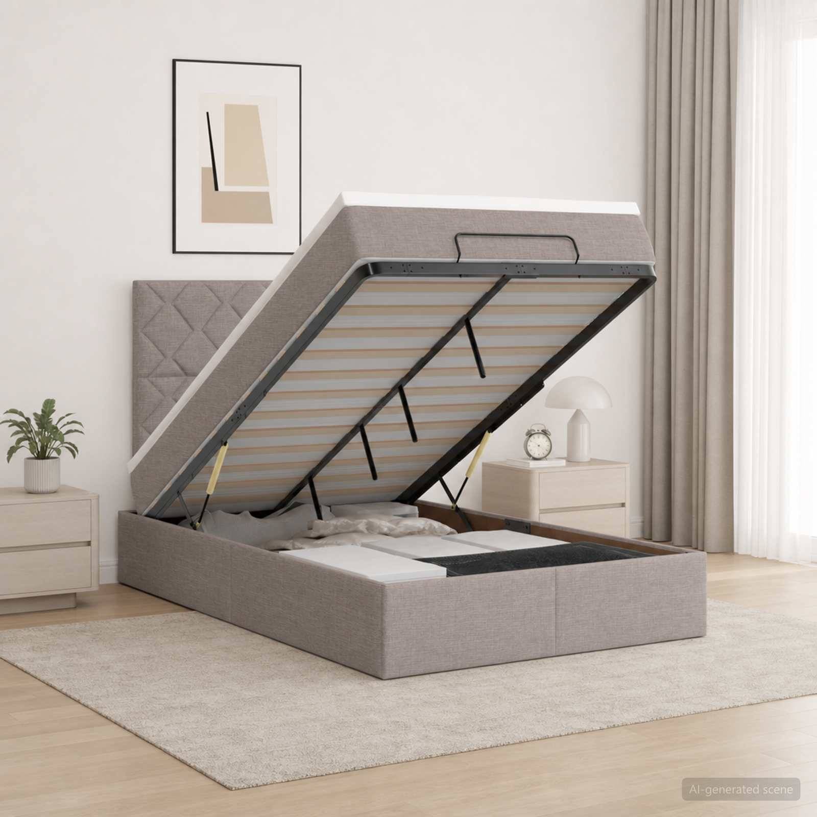 Grau gepolstertes Hydraulikbett mit Matratzenunterbau, erhöht, um den darunter liegenden Speicherplatz in einem hellen Schlafzimmer zu zeigen.