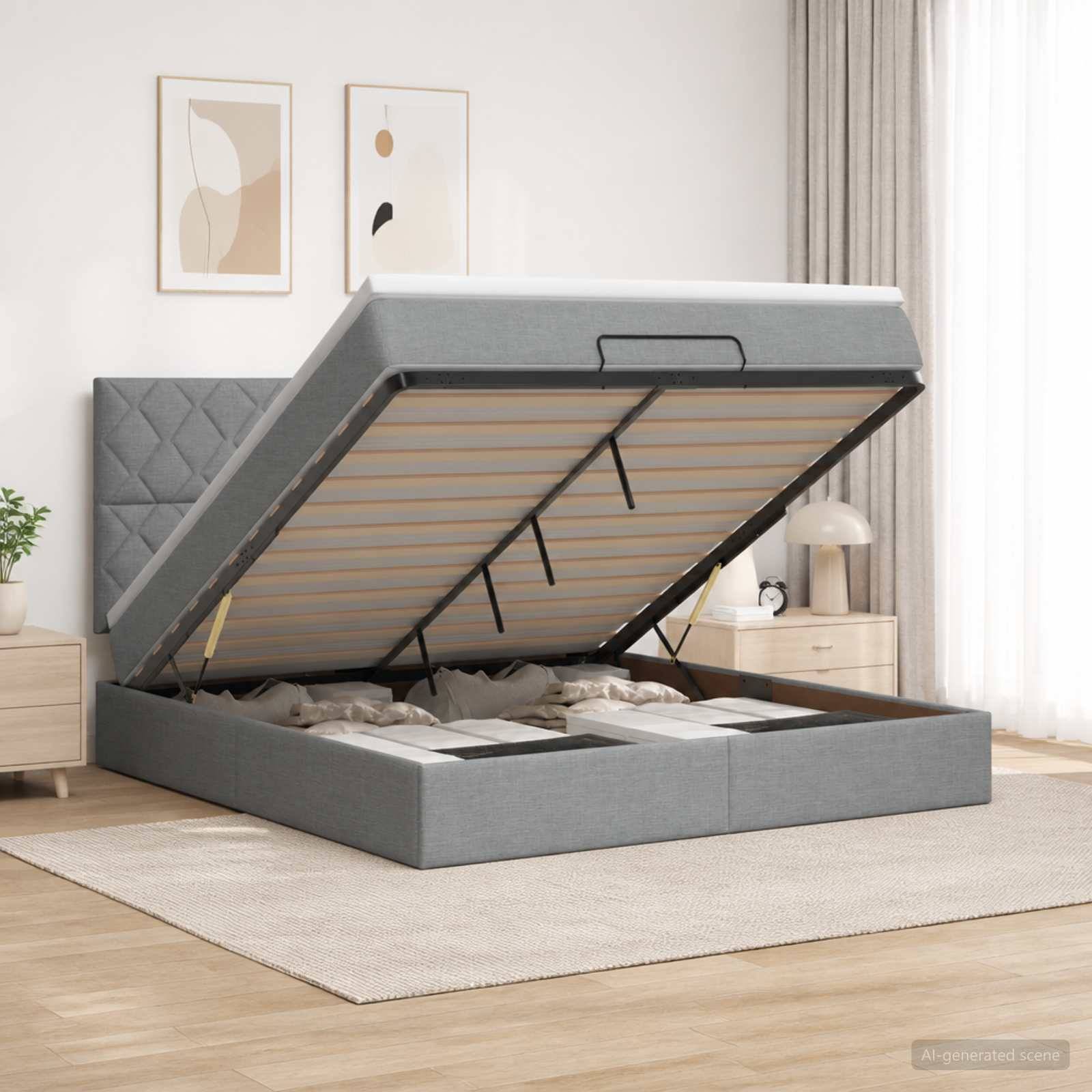 Graues gepolstertes Bett mit Hubmechanismus und erhobener Matratzenunterlage, die den Stauraum unter dem Bett freilegt, in einem hellen, modernen Schlafzimmer.