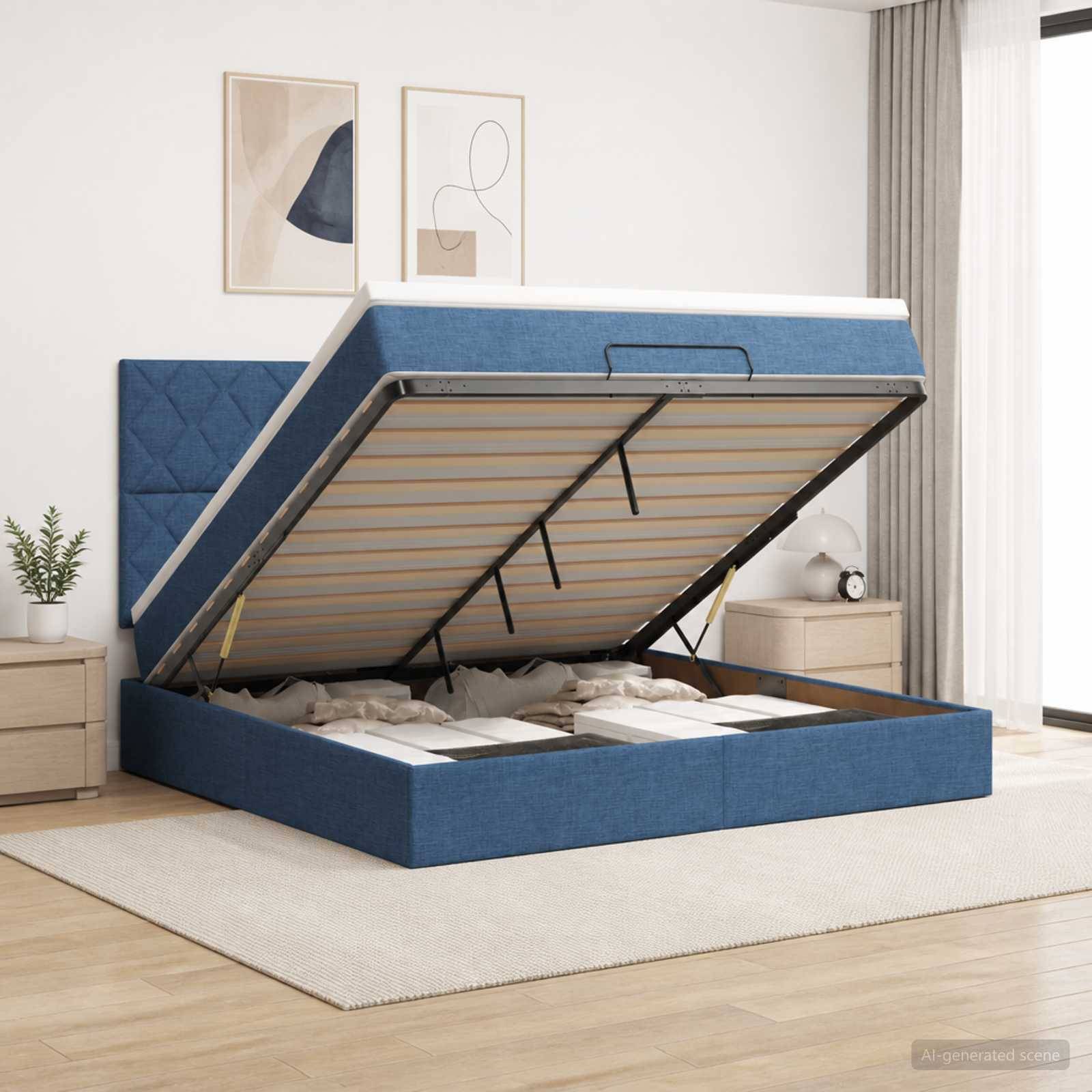 Blaugepolstertes Funktionsbett mit Hubtechnologie und offener Lamellenbasis, das das Unter-Bett-Staufach in einem modernen Schlafzimmer zeigt.