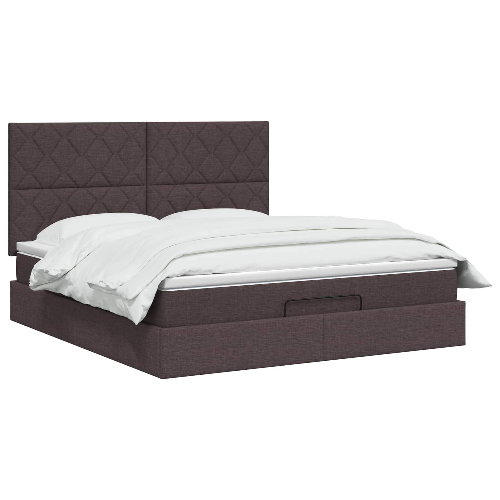 Dunkles gepolstertes Bett mit hohem gestepptem Kopfteil und weißer Bettwäsche auf weißem Hintergrund.