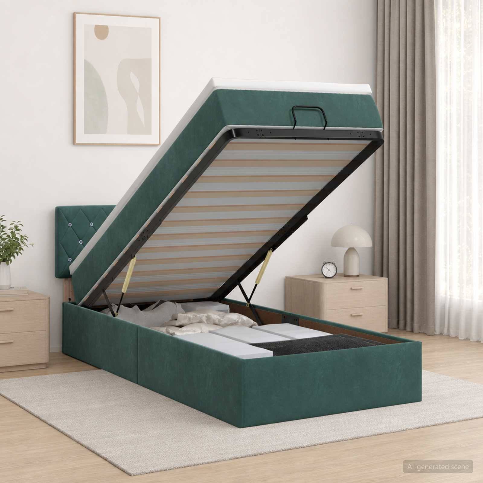 Grünes gepolstertes Ottomane-Bett mit hochklappbarem Deckel, das einen Stauraum in einem hellen modernen Schlafzimmer offenbart.