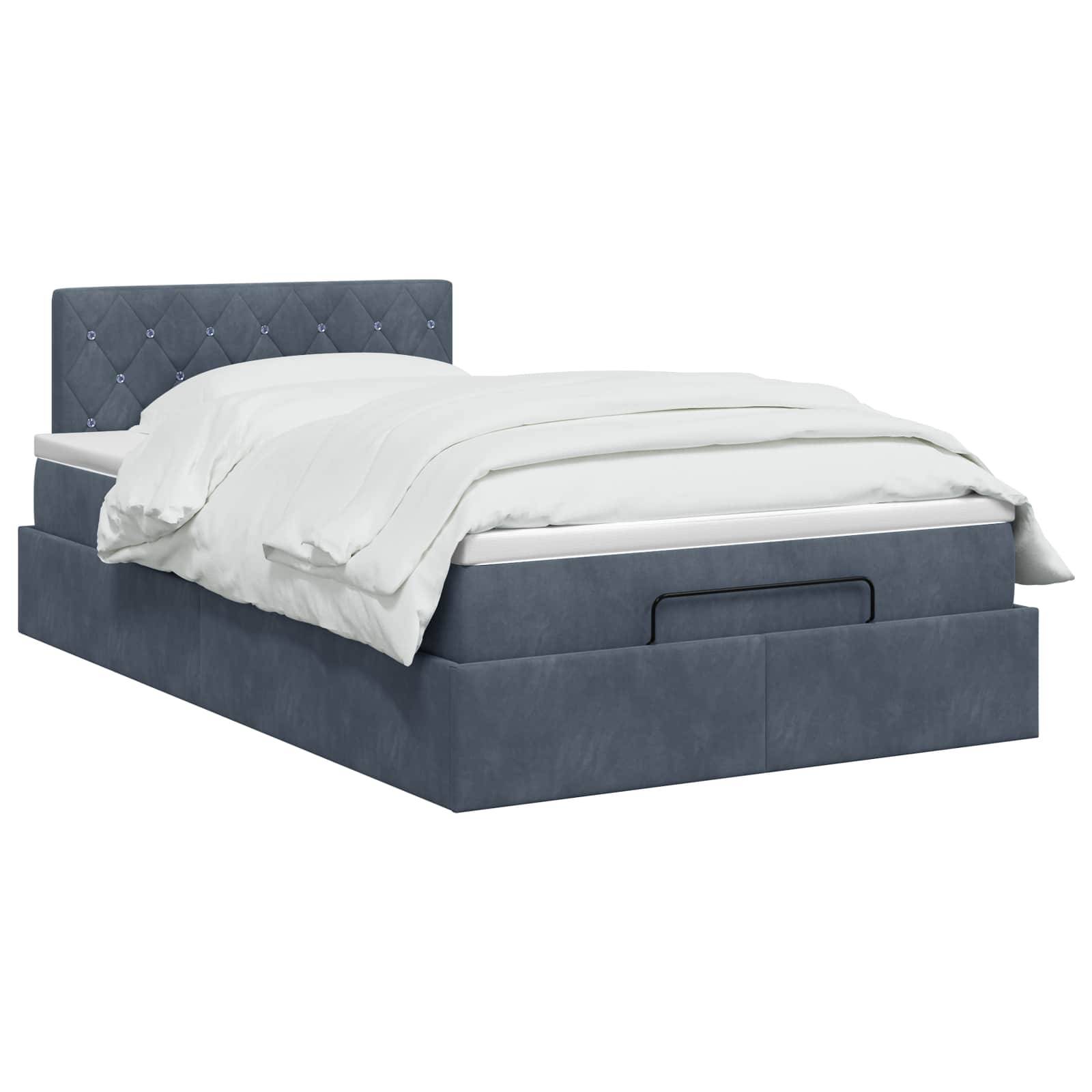 Bett mit blauem Polsterstoff, gestepptem Kopfteil und weißer Bettwäsche auf einfarbig weißem Hintergrund.