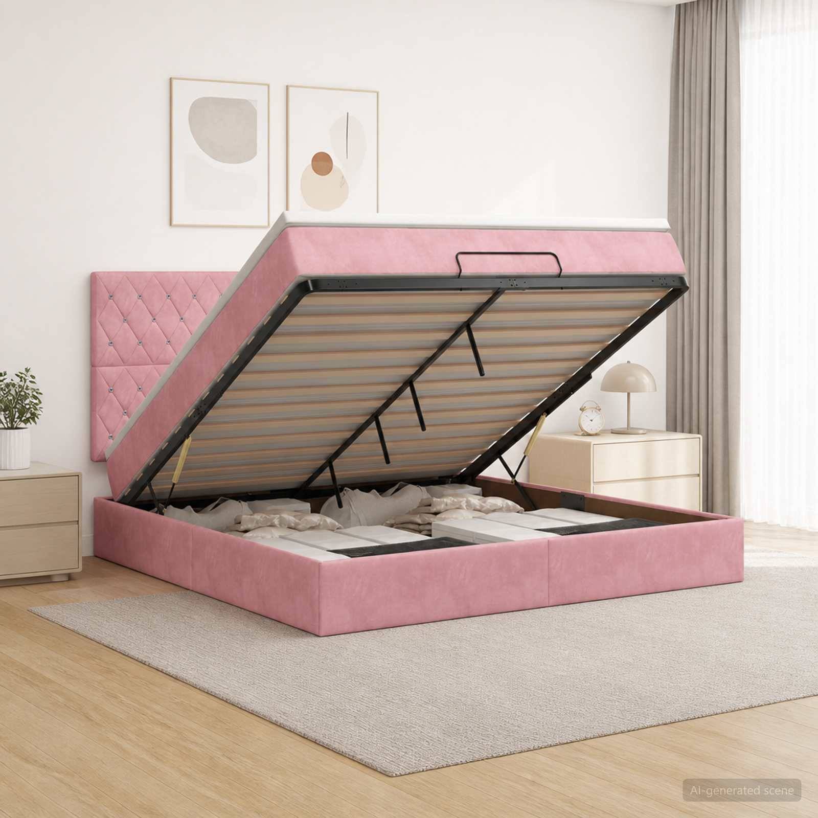 Rosa gepolstertes Stahlbett mit hochklappbarer Matratzenunterlage, offen und zeigt den Stauraum unter dem Bett in einem hellen, modernen Schlafzimmer.