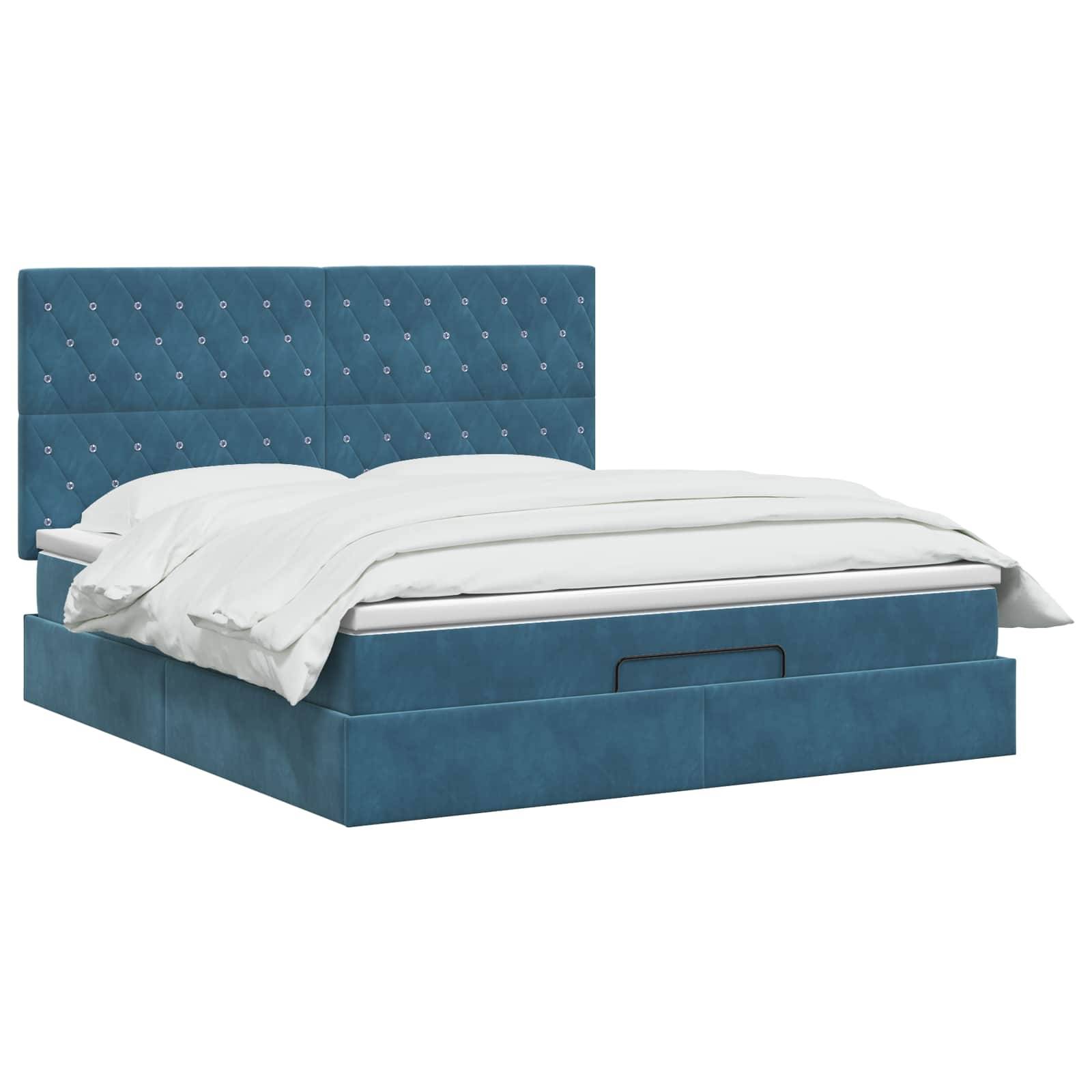 Blaugepolstertes Plattformbett mit gestepptem Kopfteil und weißer Bettwäsche auf weißem Hintergrund.