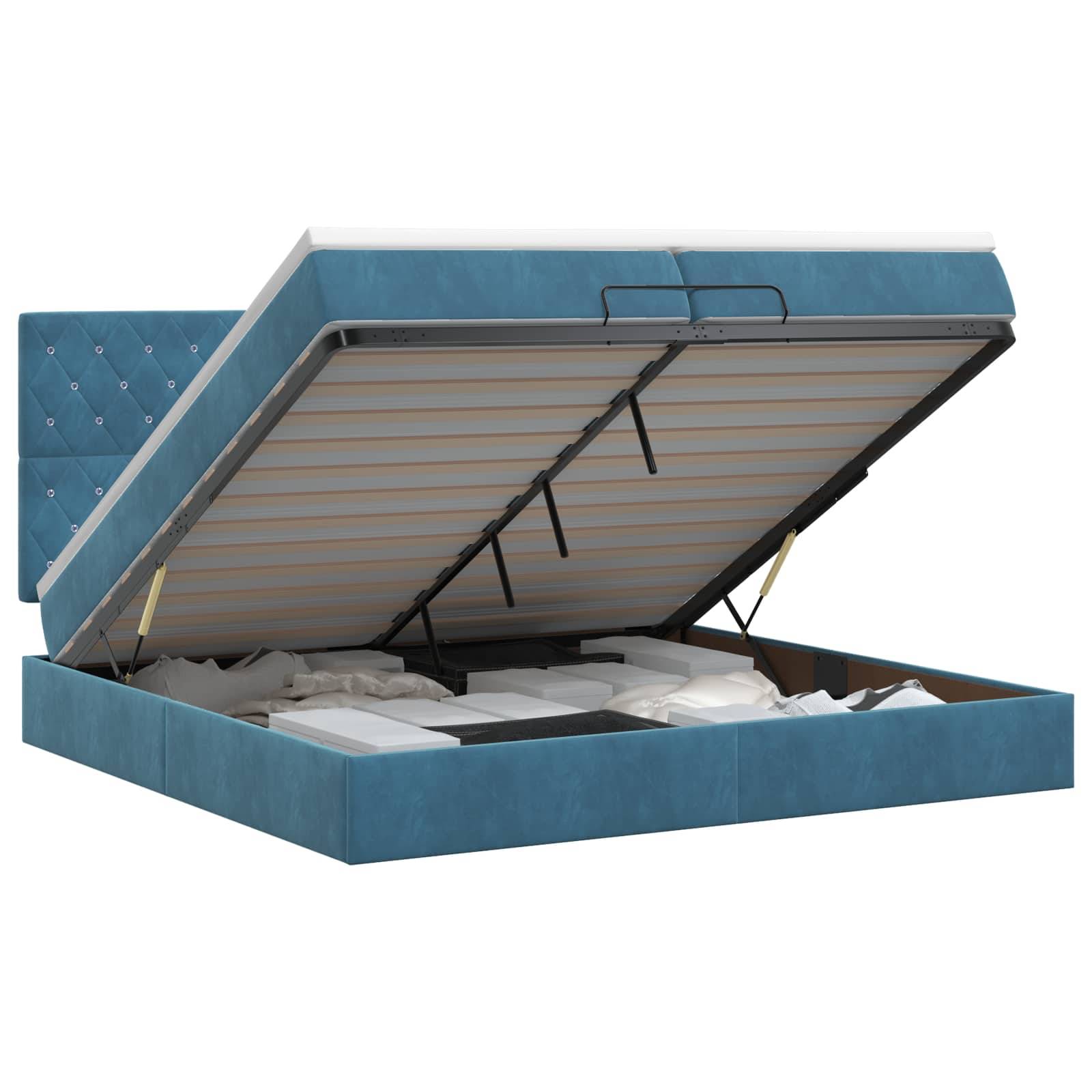 Bett mit blauem Polsterstoff und Hubfunktion zum Verstauen mit offener Matratzenunterlage, zeigt Stauraum unter dem Bett und Stützlatten.