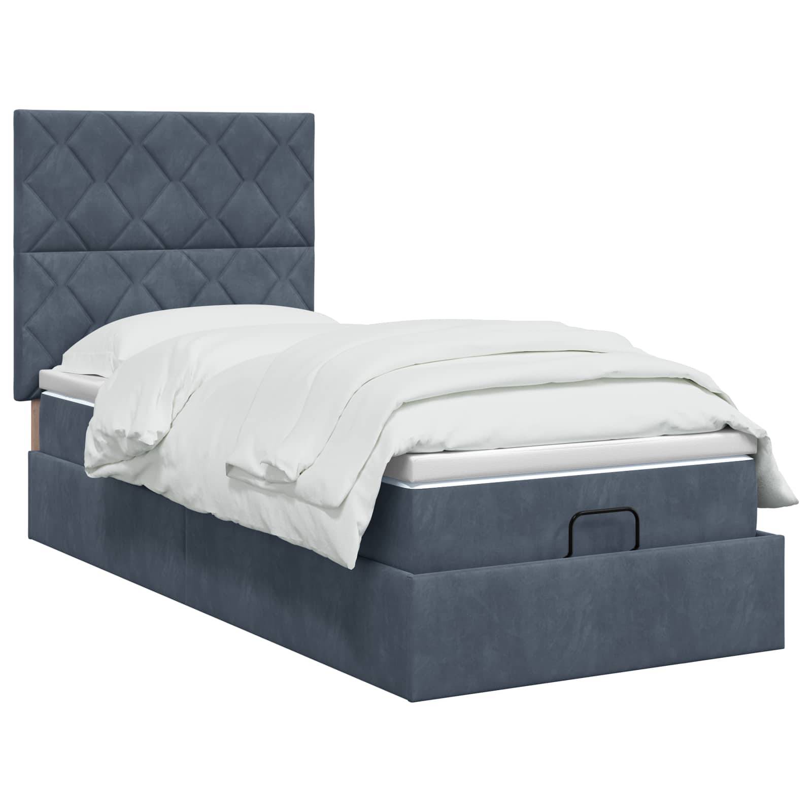 Blau gepolstertes Bett mit gestepptem Kopfteil und weißer Bettwäsche, auf weißem Hintergrund abgebildet.