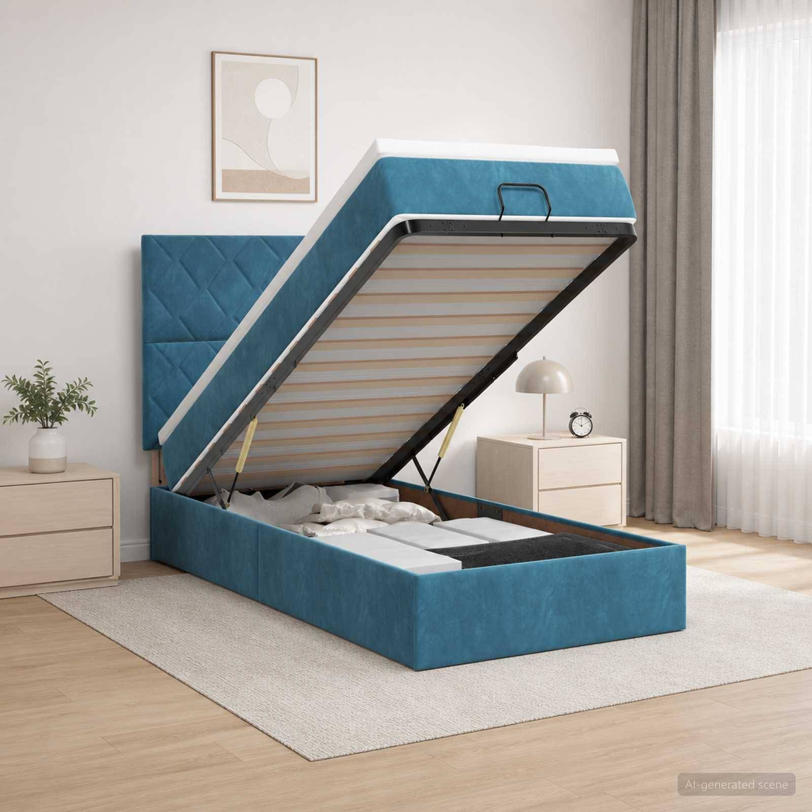 Blaues gepolstertes Bett mit Hubfunktion und Stauraum, mit angehobener Matratze zur Sichtbarmachung der Latten und des Unterbettspeichers in einem modernen Schlafzimmer.