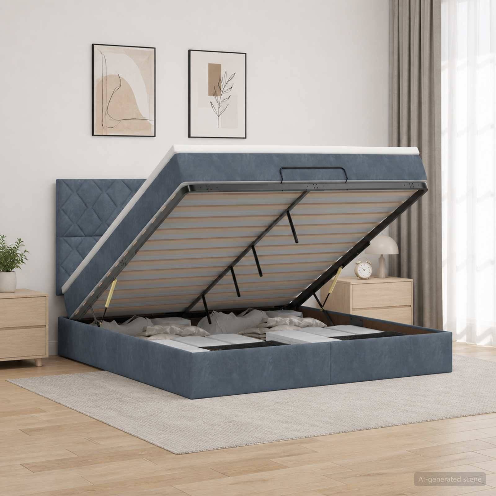 Gepolstertes blaues Speicherbett mit der hochklappbaren Matratzenplattform offen, das die Unterbett-Stauraum in einem hellen Schlafzimmer zeigt.