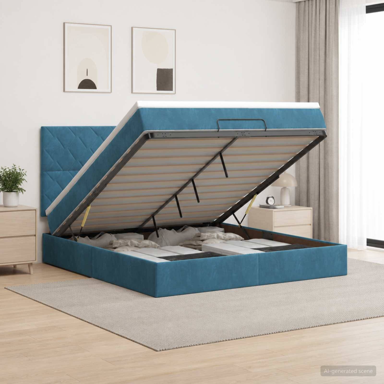 Blaues gepolstertes Bett mit Hubmechanismus und Stauraum mit Matratzenplattform, die angehoben ist, um das Stauerfach in einem modernen Schlafzimmer zu zeigen.