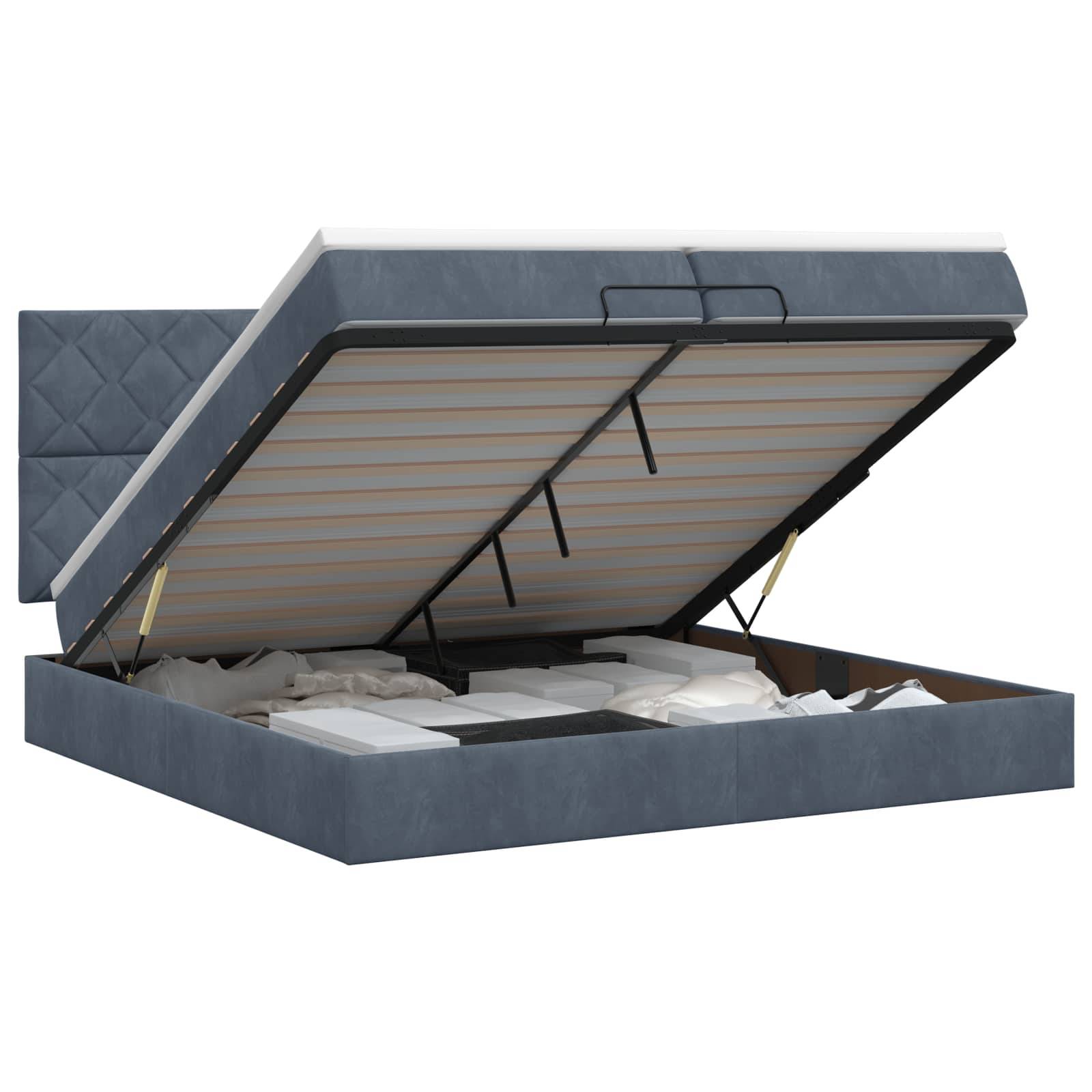 Blau gepolstertes Speicherbett mit hochklappbarem Matratzenrahmen offen, zeigt Unter-Bett-Speicherabteil und Kopfteil.