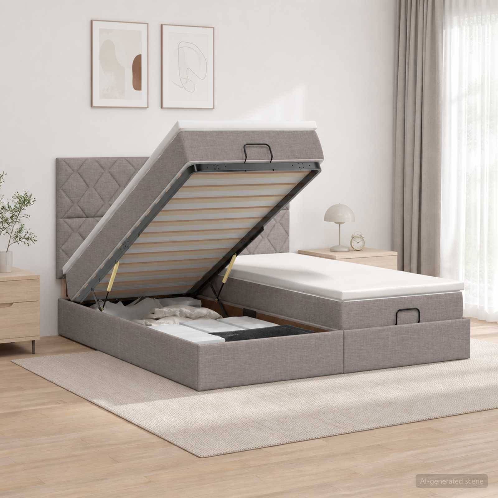 Grau gepolstertes Speicherbett in einem hellen Schlafzimmer, mit hochgehobenem Bett, um das Unter-Bett-Lagerungsfach zu zeigen.