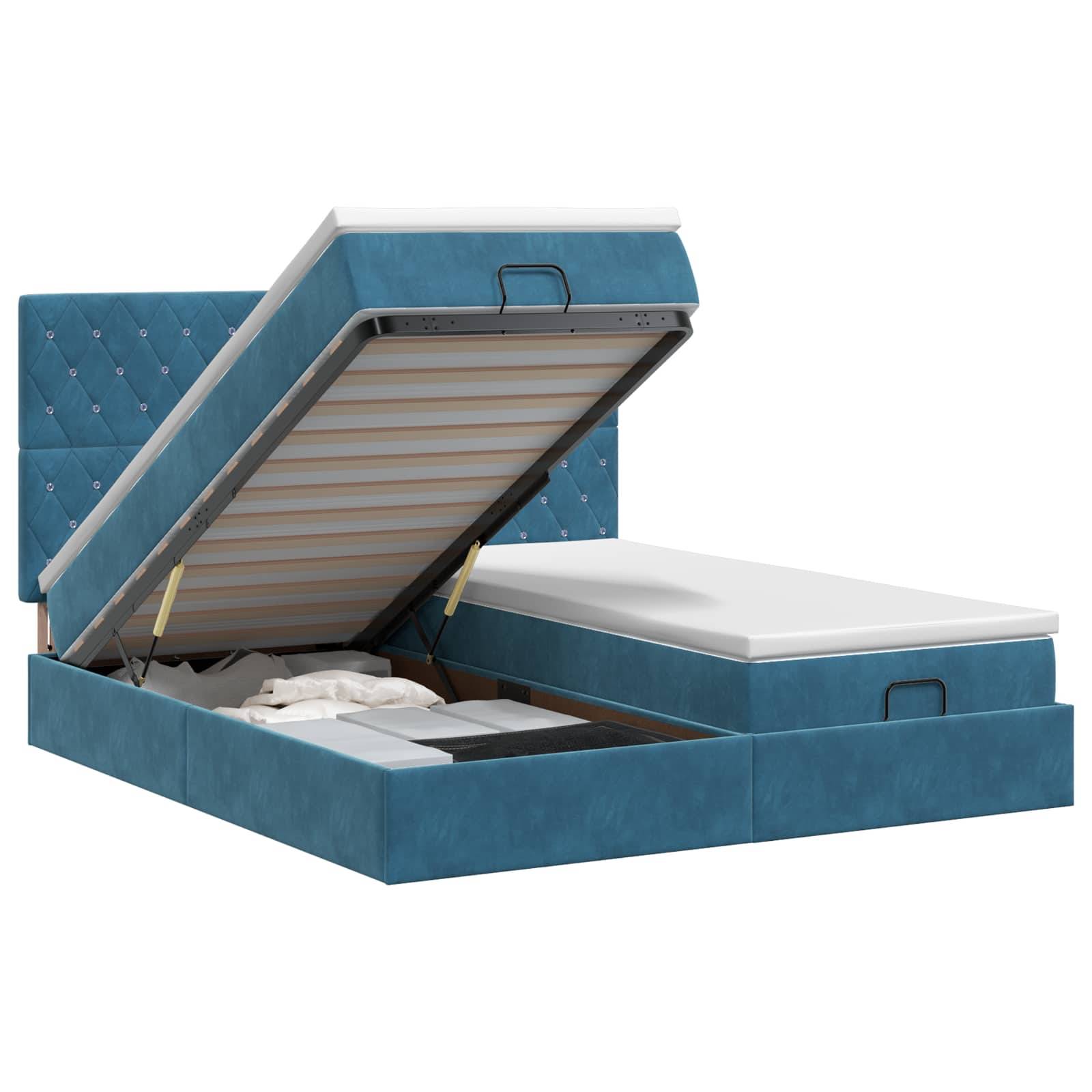 Blauer gepolsterter Speicherbett mit angehobener Matratze auf einer Scharnierbasis, das Stauraum unter dem Bett freilegt.