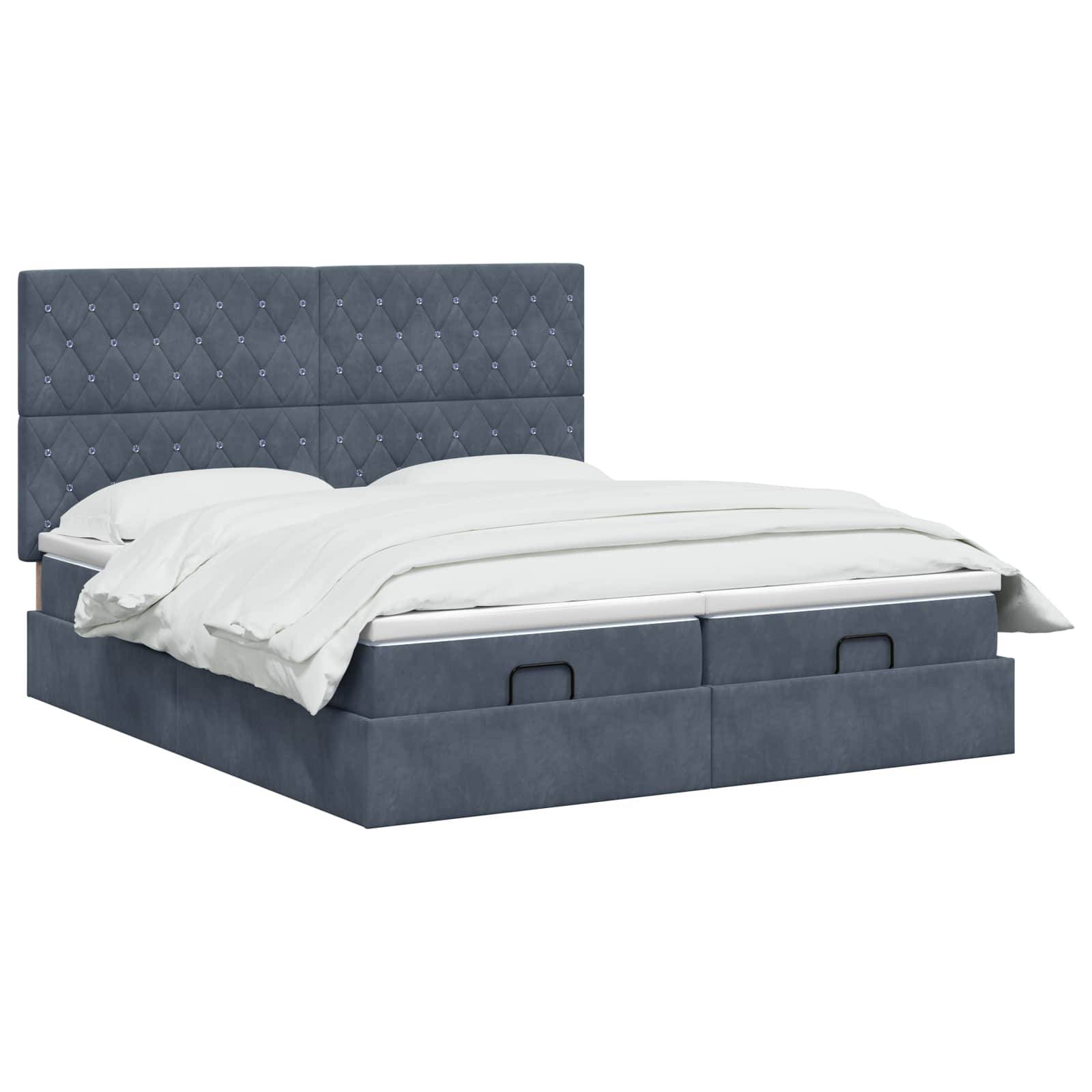 Bett mit blauem Polsterbezug, hohem gestepptem Kopfteil und Unterbett-Schubladen zur Aufbewahrung, dargestellt mit weißer Bettwäsche auf neutralem Hintergrund.