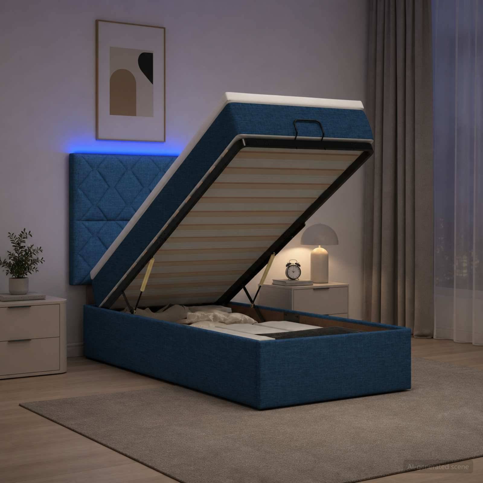 Blaues Polsterbett mit Hubbettfunktion und offener Lamellenkonstruktion in einem modernen Schlafzimmer, das den Stauraum unter dem Bett und integrierte blaue Akzentbeleuchtung zeigt.
