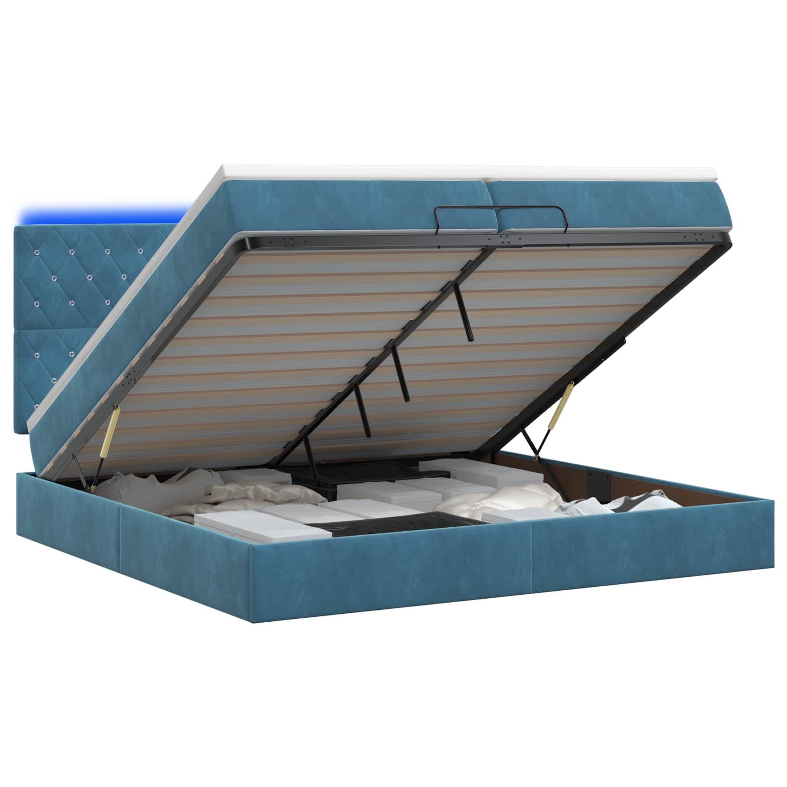 Blau gepolstertes Speicherbett mit der angehobenen Matratzenplattform, die das darunter liegende interne Speicherfach freilegt.