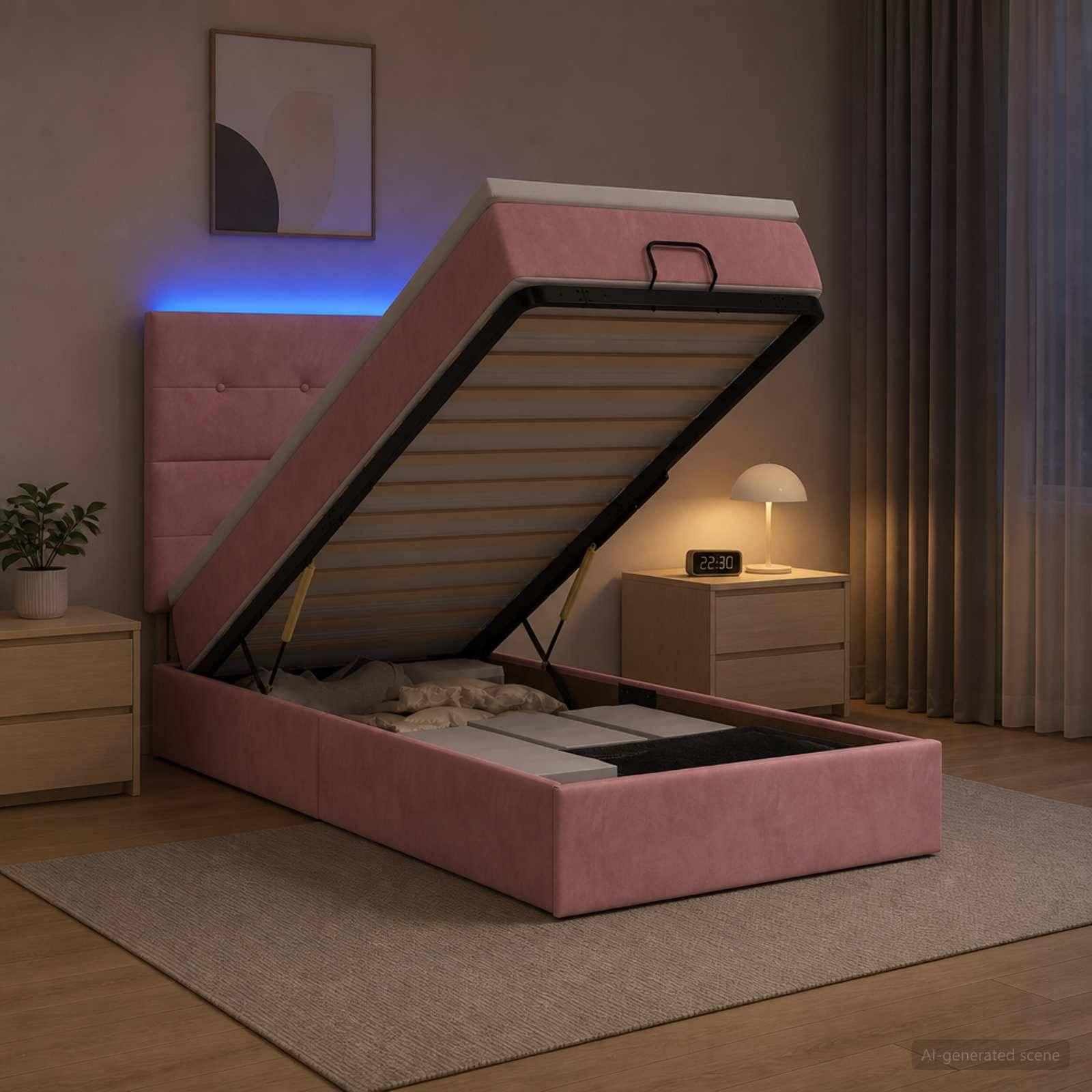 Rosa gepolstertes Speicherbett mit hochgeklappter Matratze an einem Scharnier, das Unterbett-Stauraum in einem modernen Schlafzimmer bei Nacht offenbart.