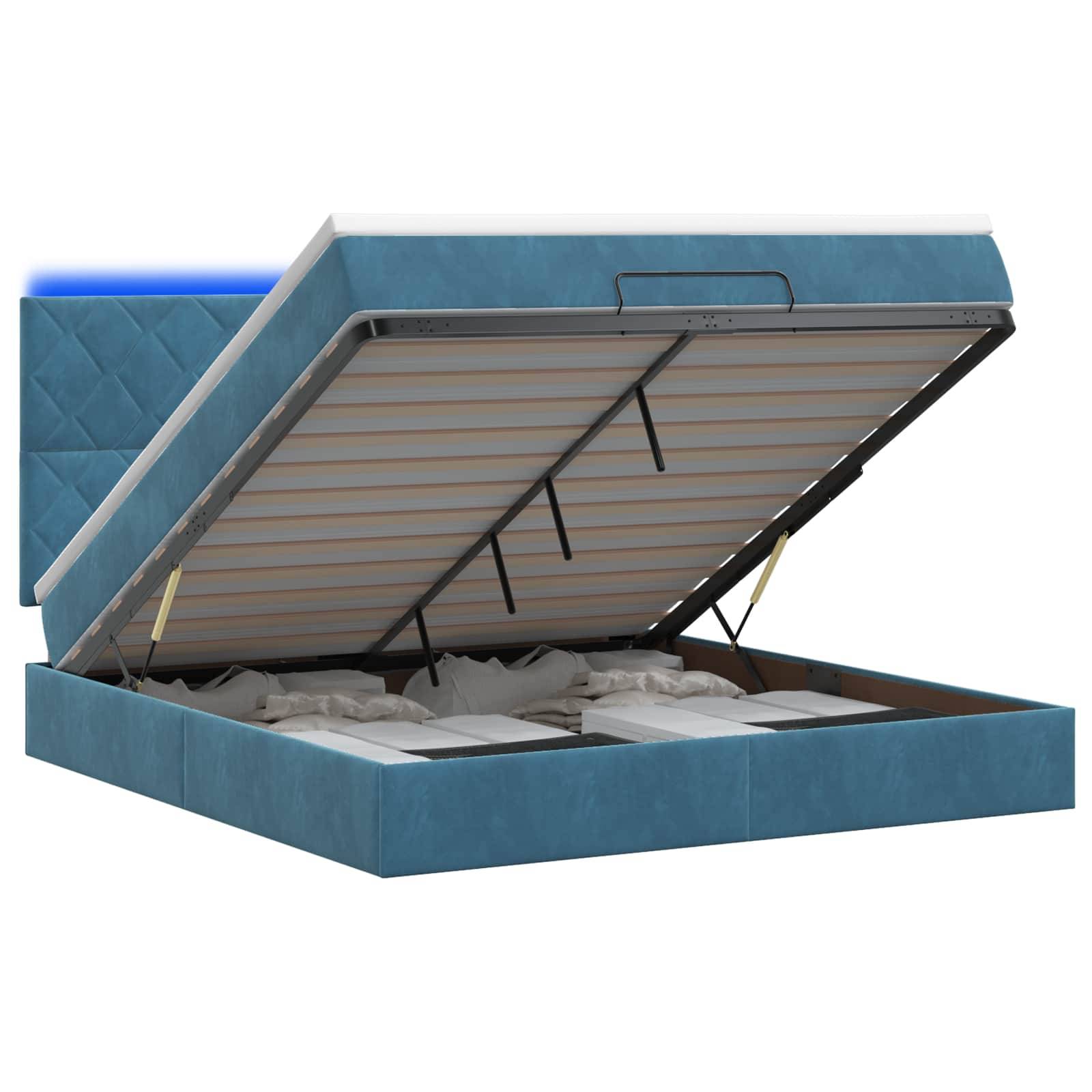 Blau gepolstertes Speicherbett mit angehobener Matratzenunterseite offen, das Speicherplatz im Inneren zeigt.
