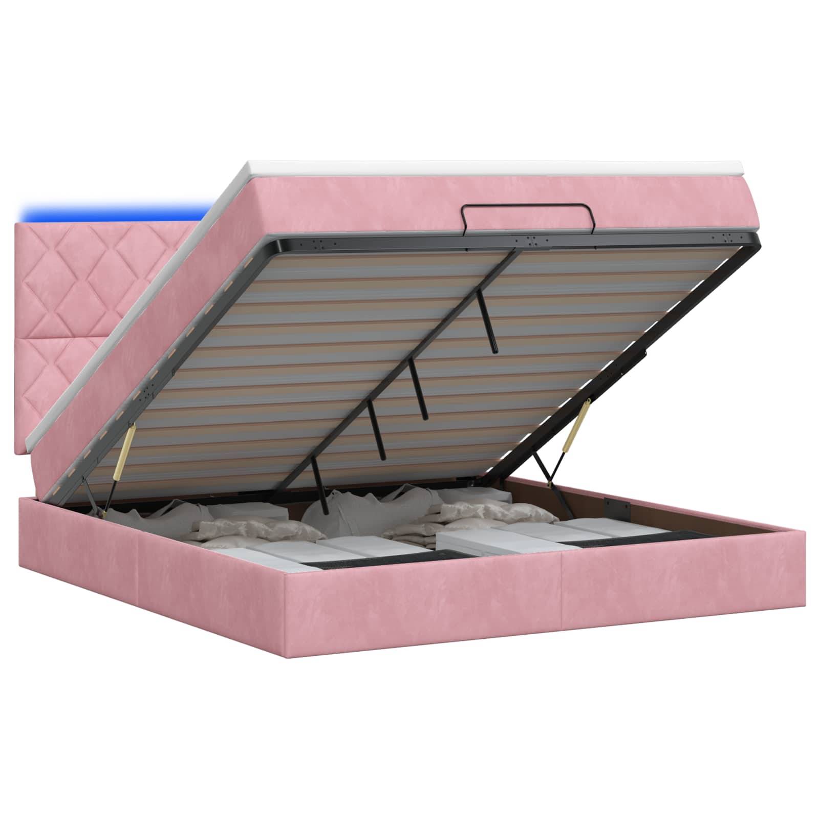 Rosa gepolstertes Speicherbett mit hochgeklappter Matratzenunterlage, die das Stauraum-Fach unter dem Bett freilegt.