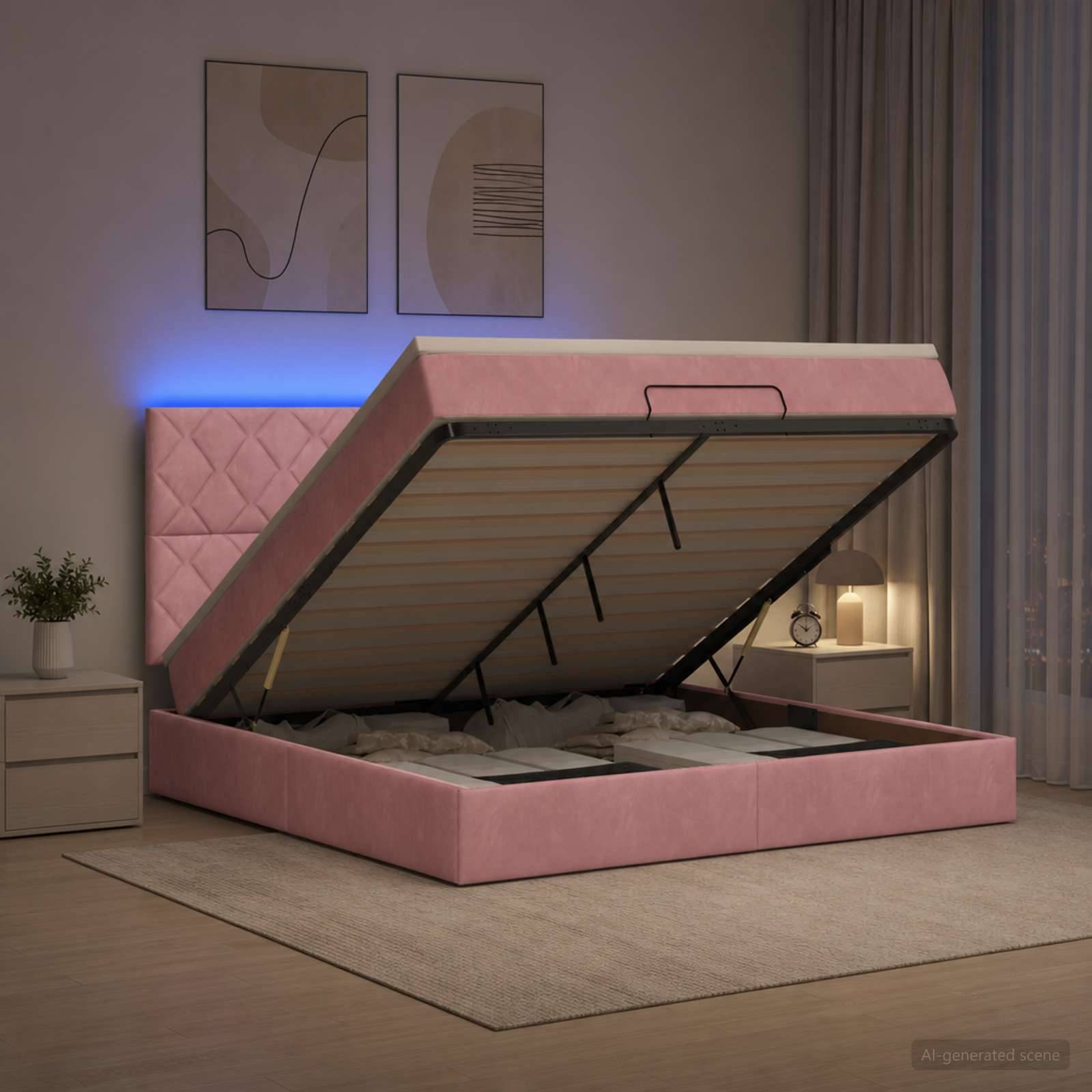 Rosa gepolstertes Klappbett mit angehobener Matratzenunterlage, die den Stauraum unter dem Bett in einem sanft beleuchteten modernen Schlafzimmer offenbart.