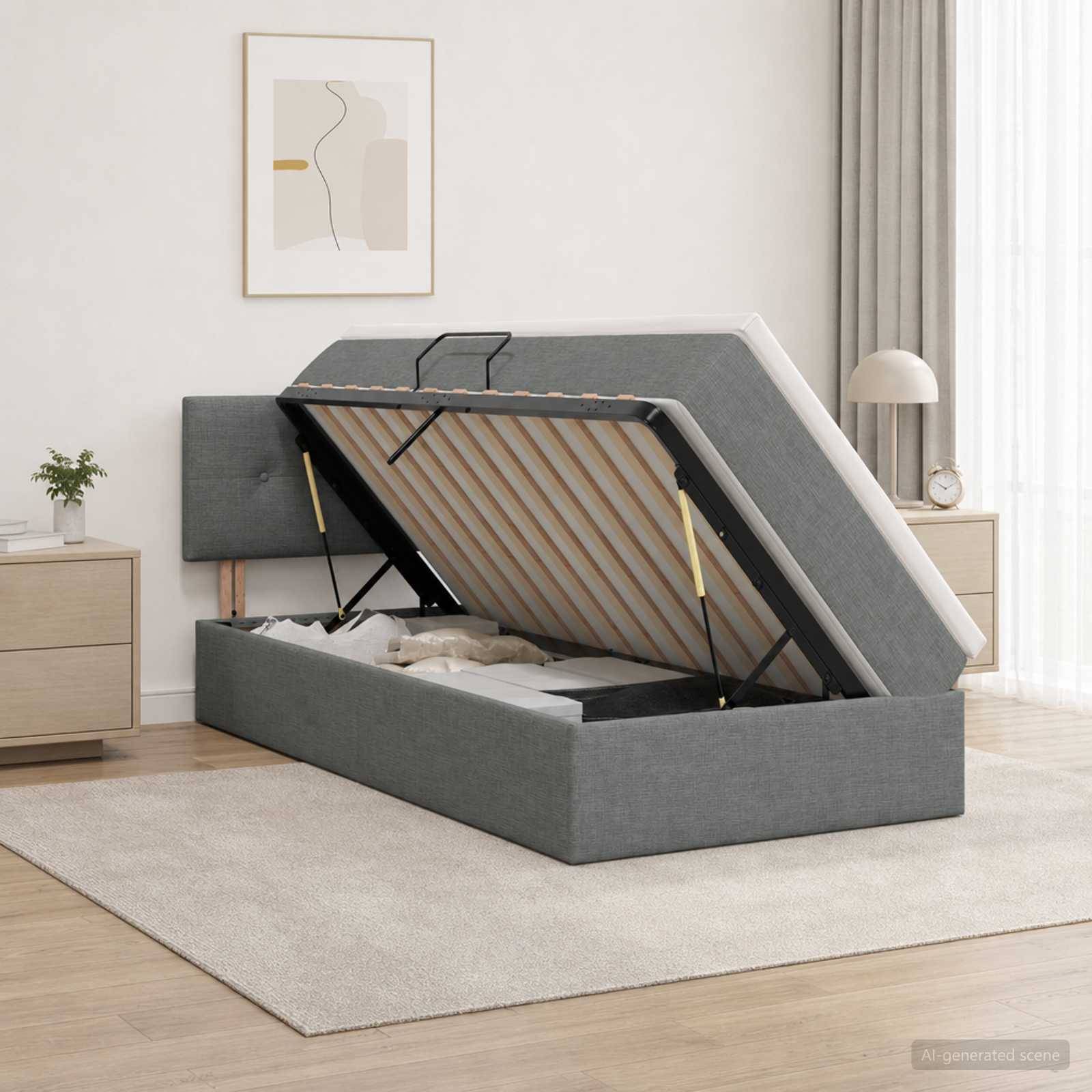 Graues gepolstertes Bett mit Stauraum, dessen Matratze hochgeklappt ist und das Unter-Bett-Staufach in einem modernen Schlafzimmer zeigt.