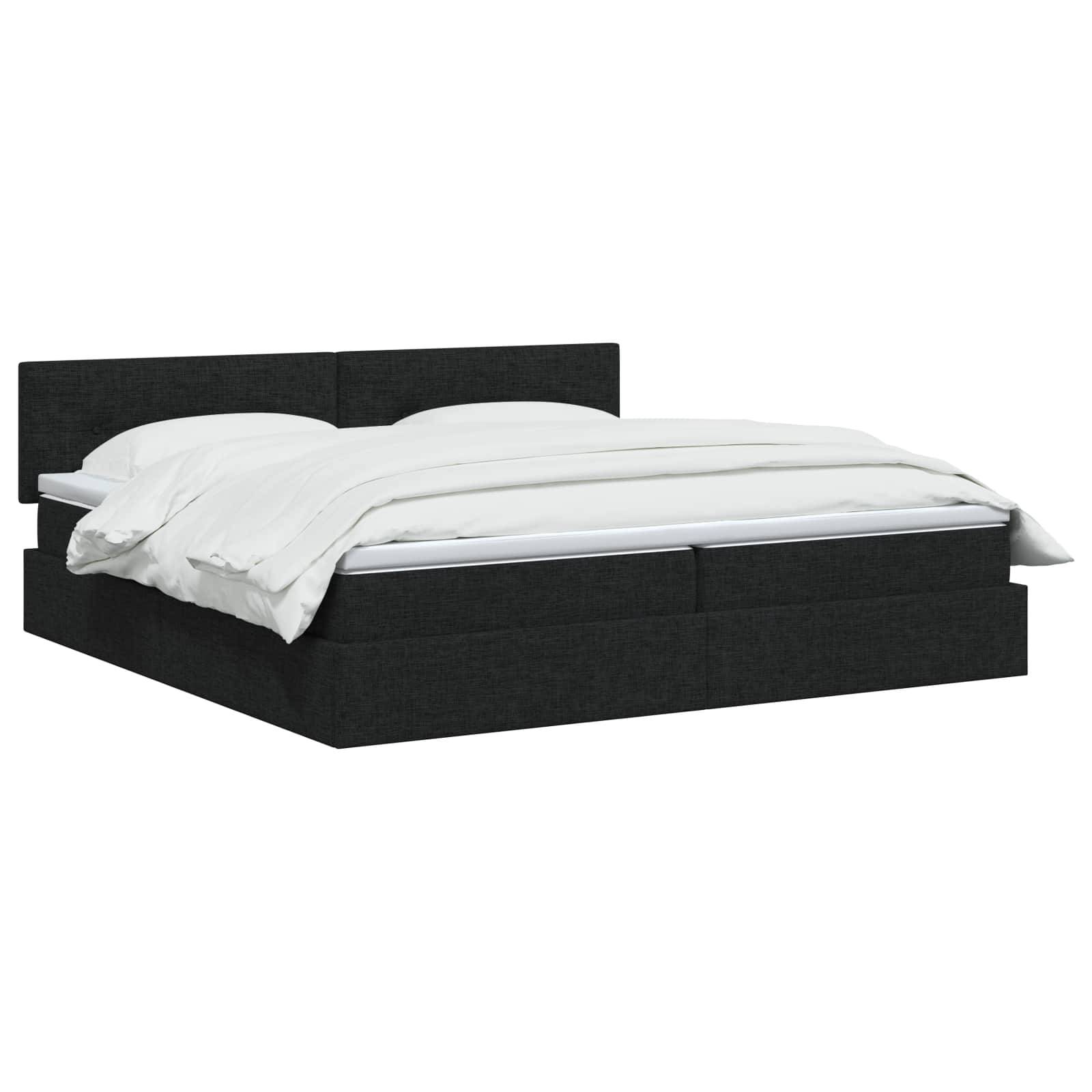 Schwarzes gepolstertes Plattformbett mit weißer Bettwäsche und Kissen auf einfachem weißem Hintergrund.