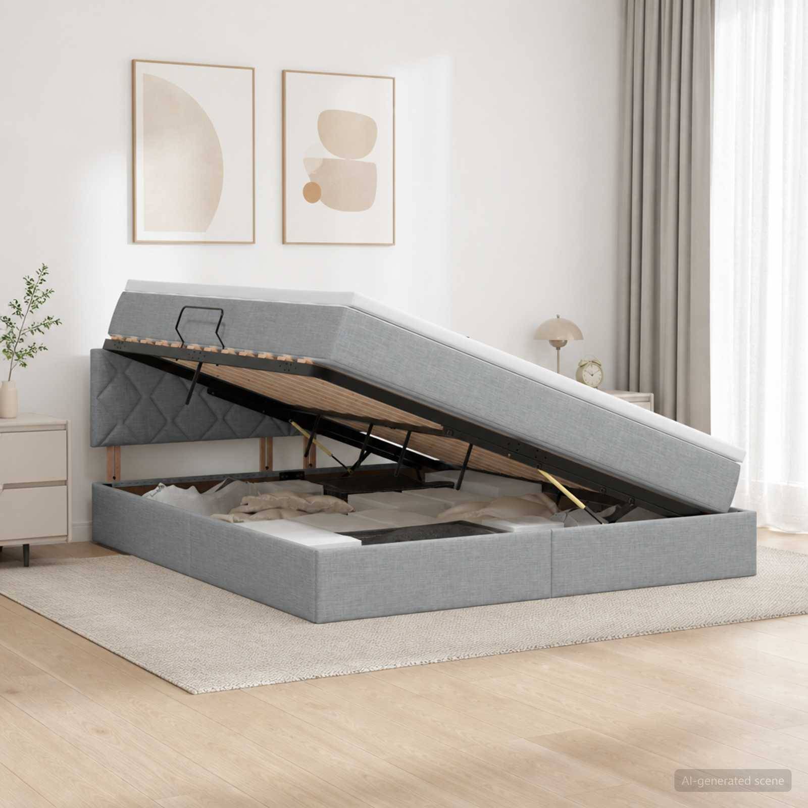 Grau gepolstertes Bett mit Hubmechanismus und angehobenem Lattenrost, das den Stauraum unter dem Bett zeigt, in einem hellen Schlafzimmer.