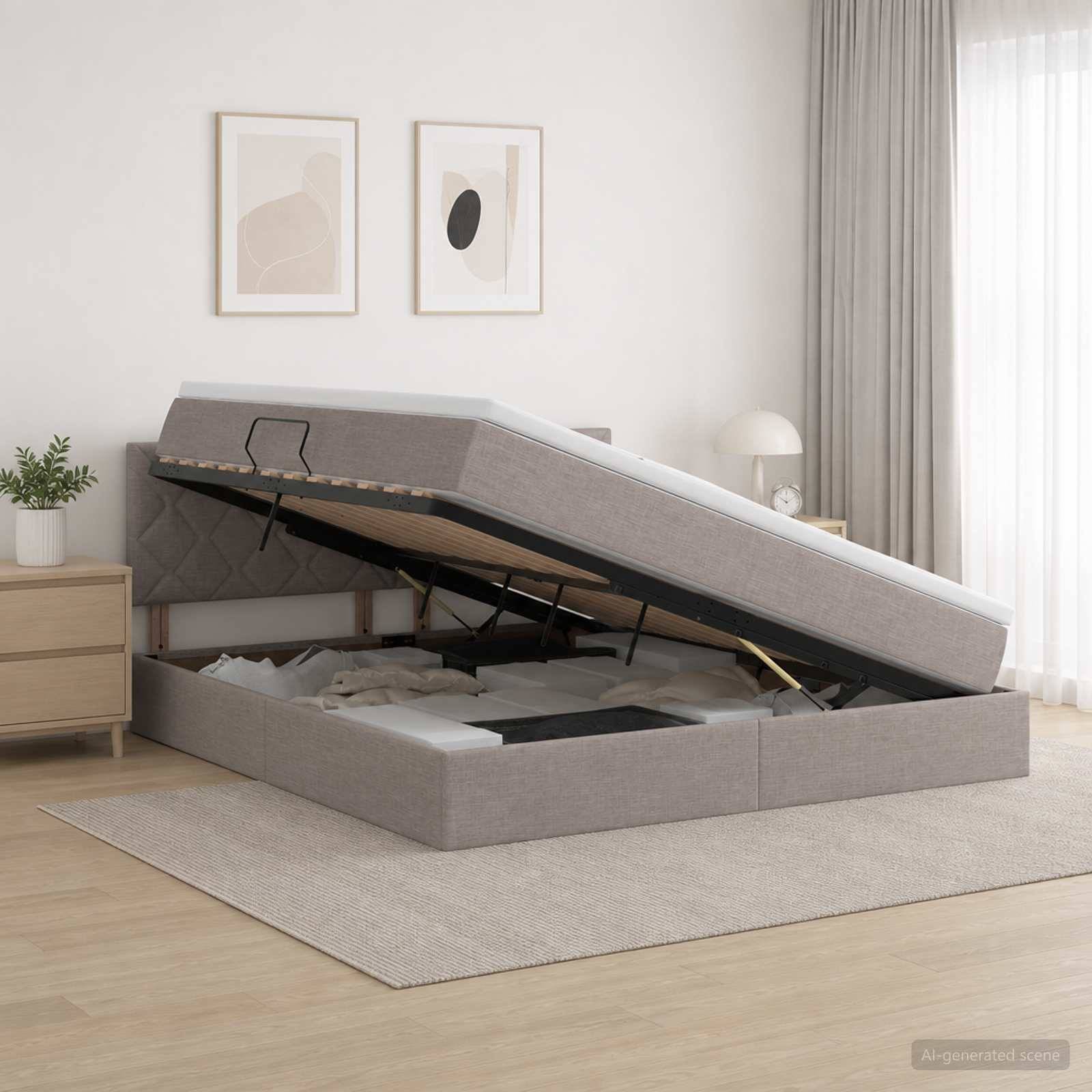 Ein grau gepolstertes Stahlbett mit aufklappbarem Deckel, das den Stauraum unter dem Bett in einem hellen, minimalistischen Schlafzimmer offenbart.