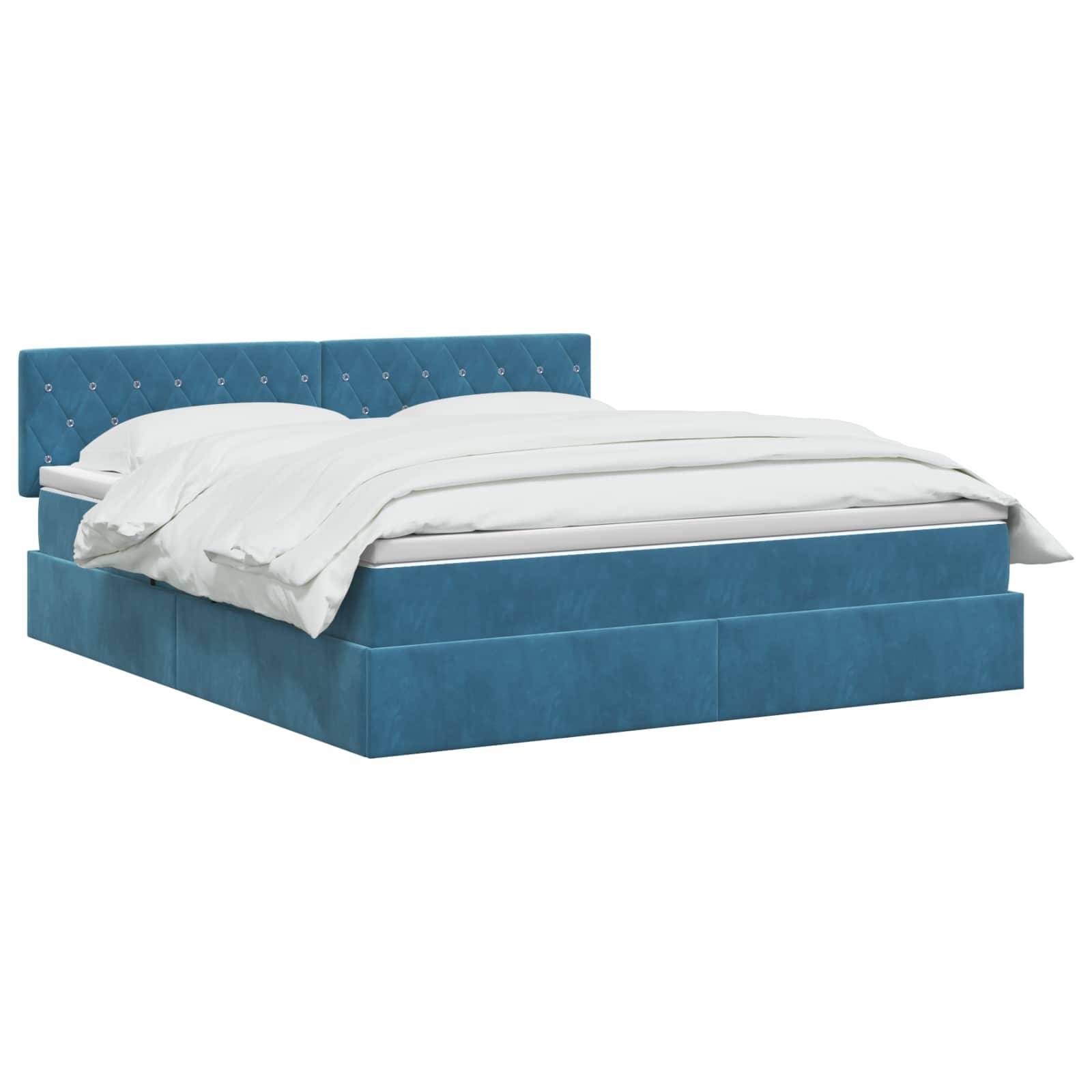 Bett mit blauem Polsterstoff, gestepptem Kopfteil und weißer Bettwäsche auf weißem Hintergrund.